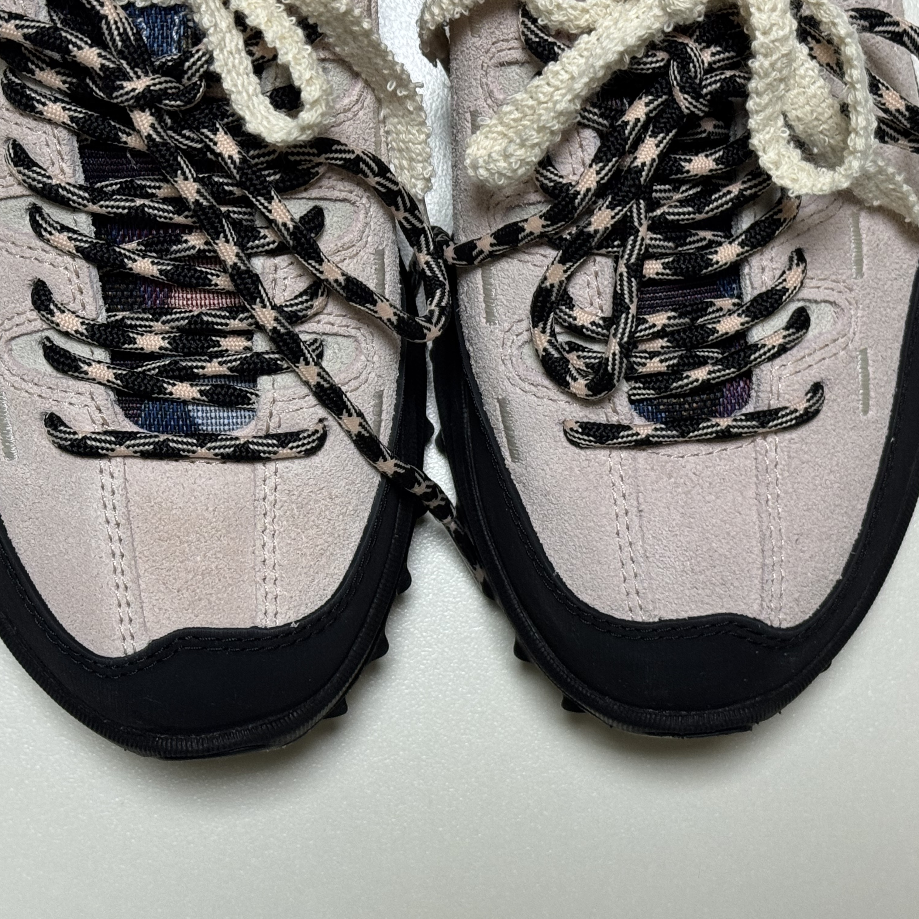 SATUR X KEEN JASPER ZIONIC Light Pink 착용 스타일