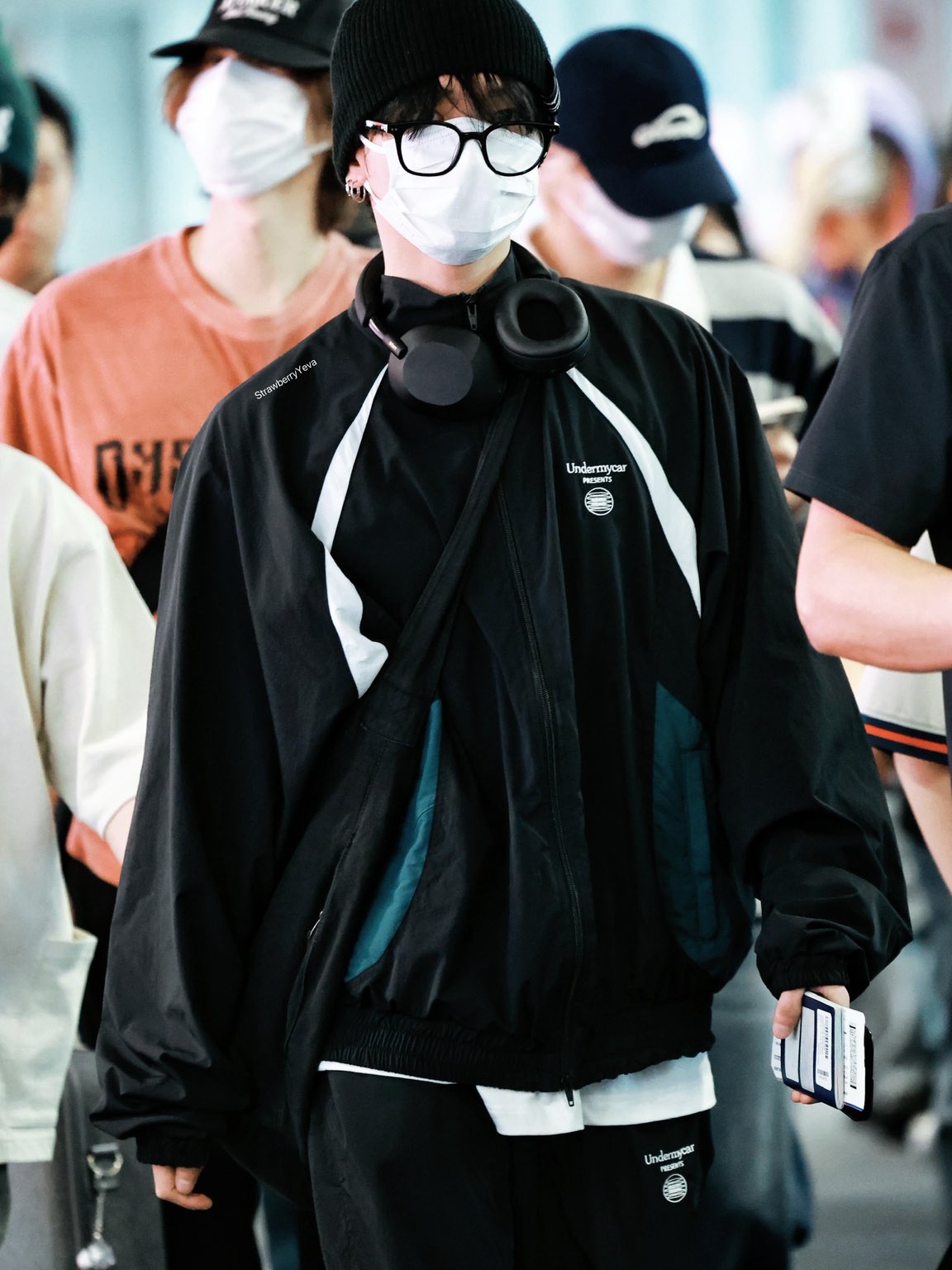 Undermycar MU.133 Combi Color Block Track Jacket Black, Undermycar MU.134 Combi Color Block Track Pants Black 착용 스타일