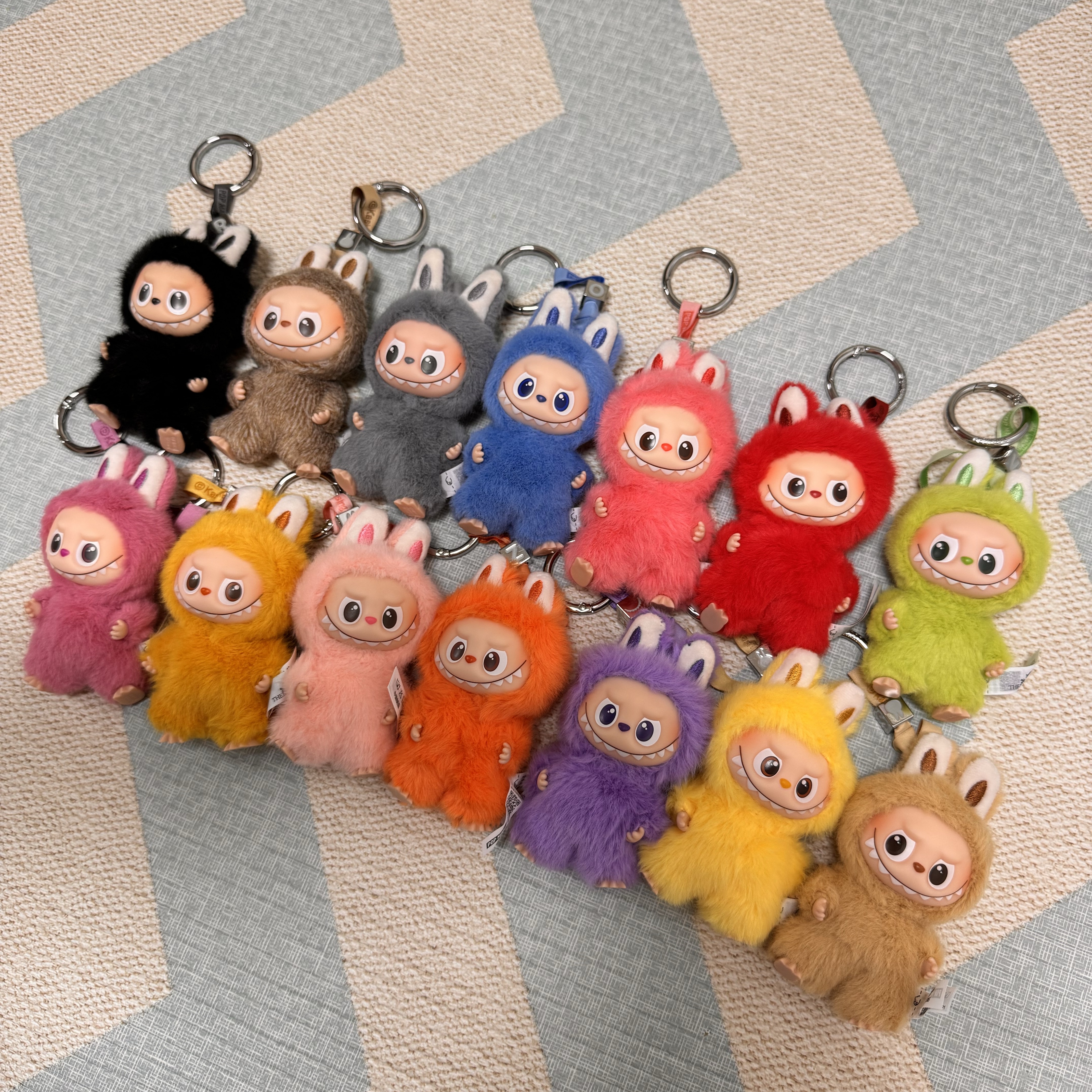 Pop Mart Labubu The Monsters Pin For Love Series Vinyl Plush Pendant Sealed Case (N-Z) (14 Blind Boxes) 착용 스타일