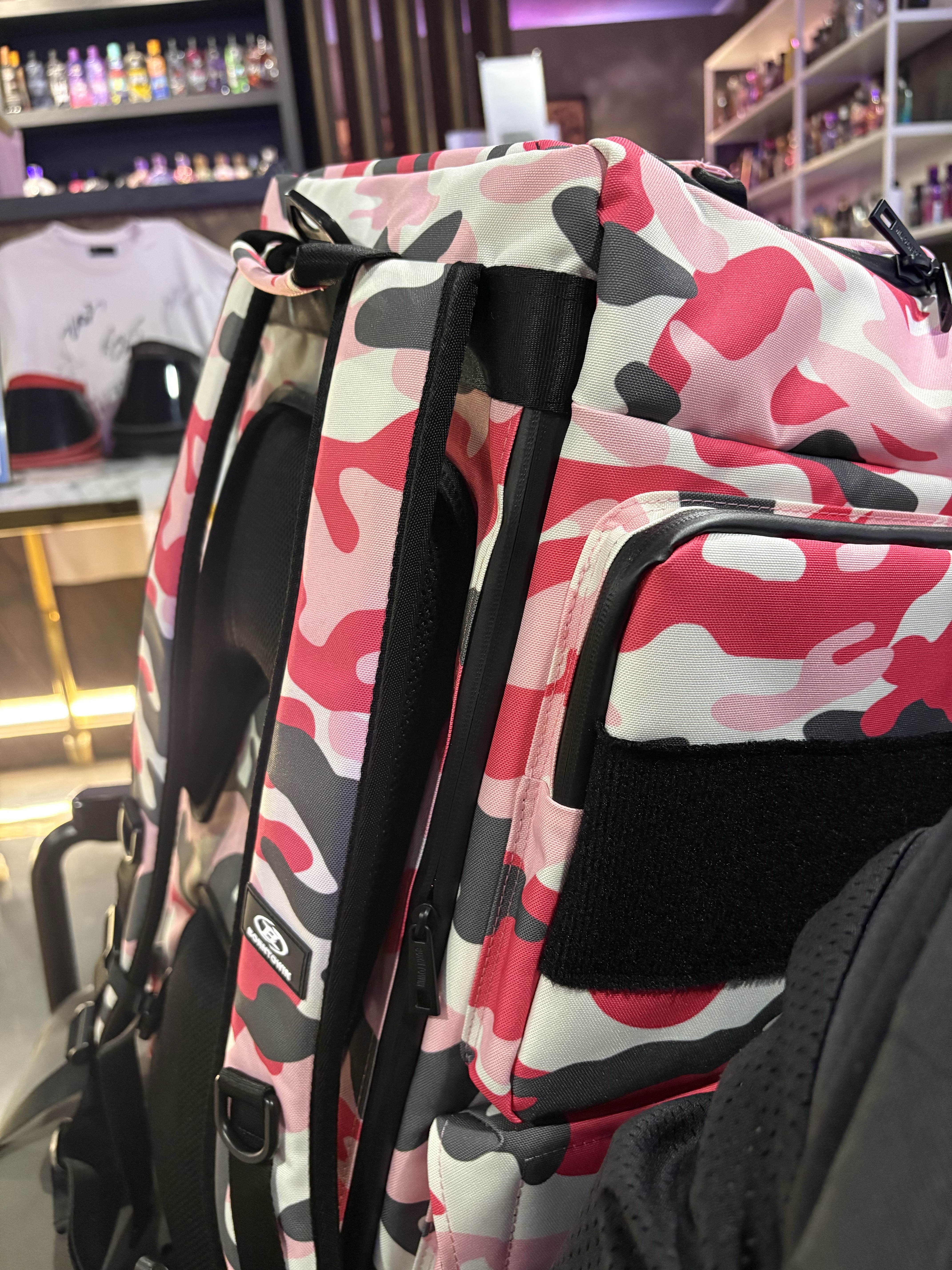 BORN TO WIN B1 Backpack Patch Ver Pink Camo 착용 스타일