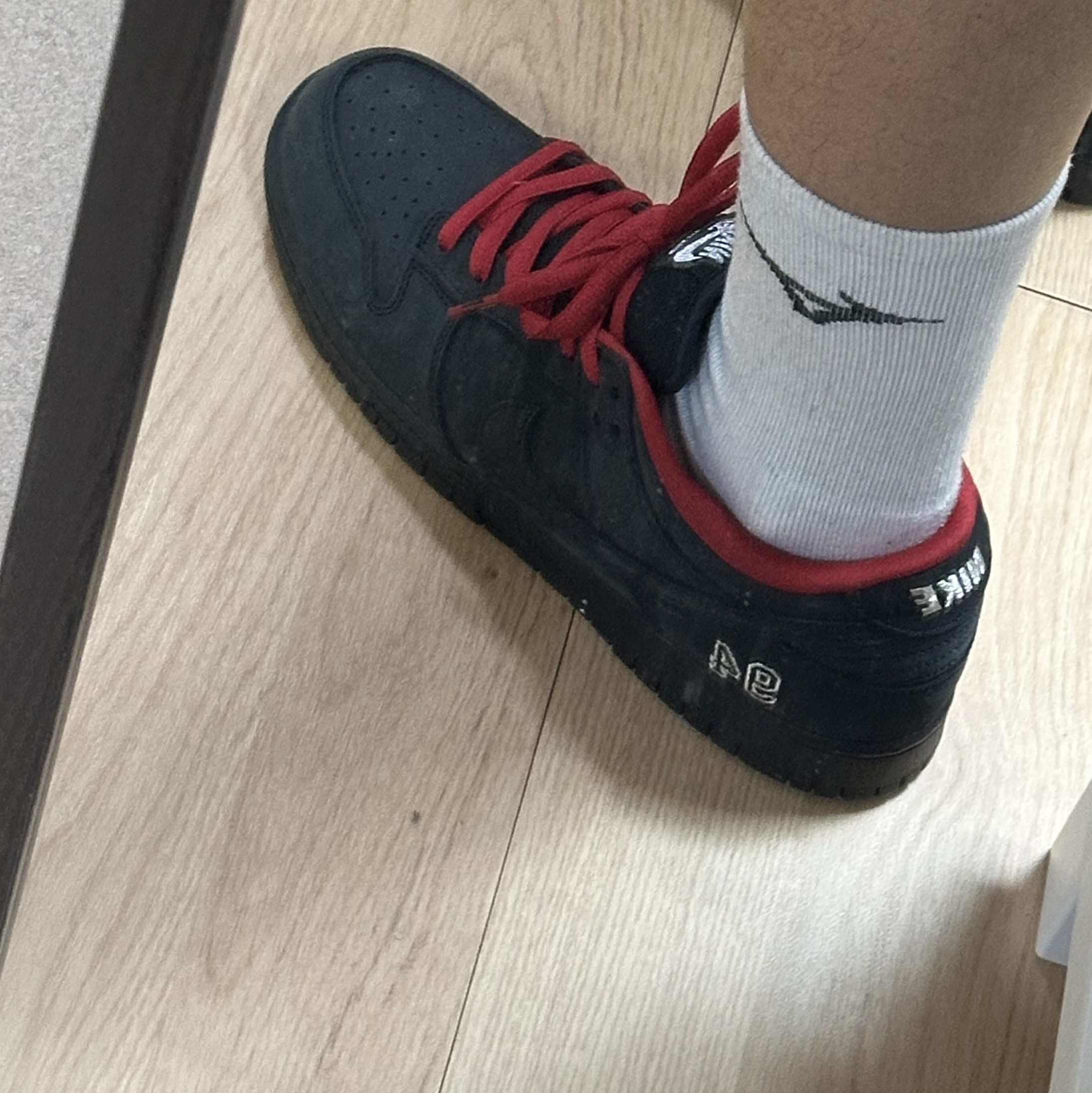 Nike x Supreme SB Dunk Low Black 착용 스타일 - 3