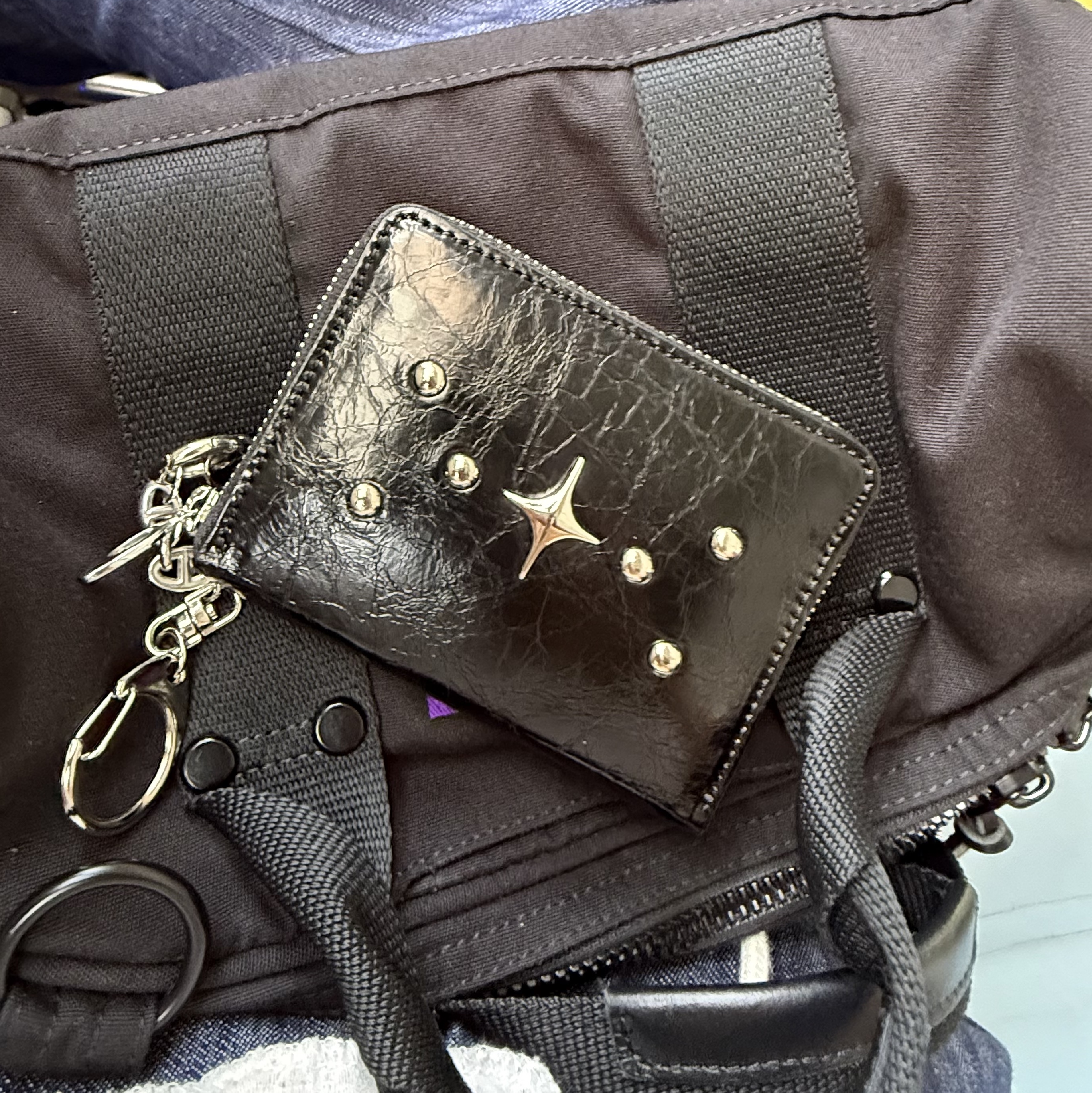 For Appeal Stud Zipper Card Wallet Black 착용 스타일