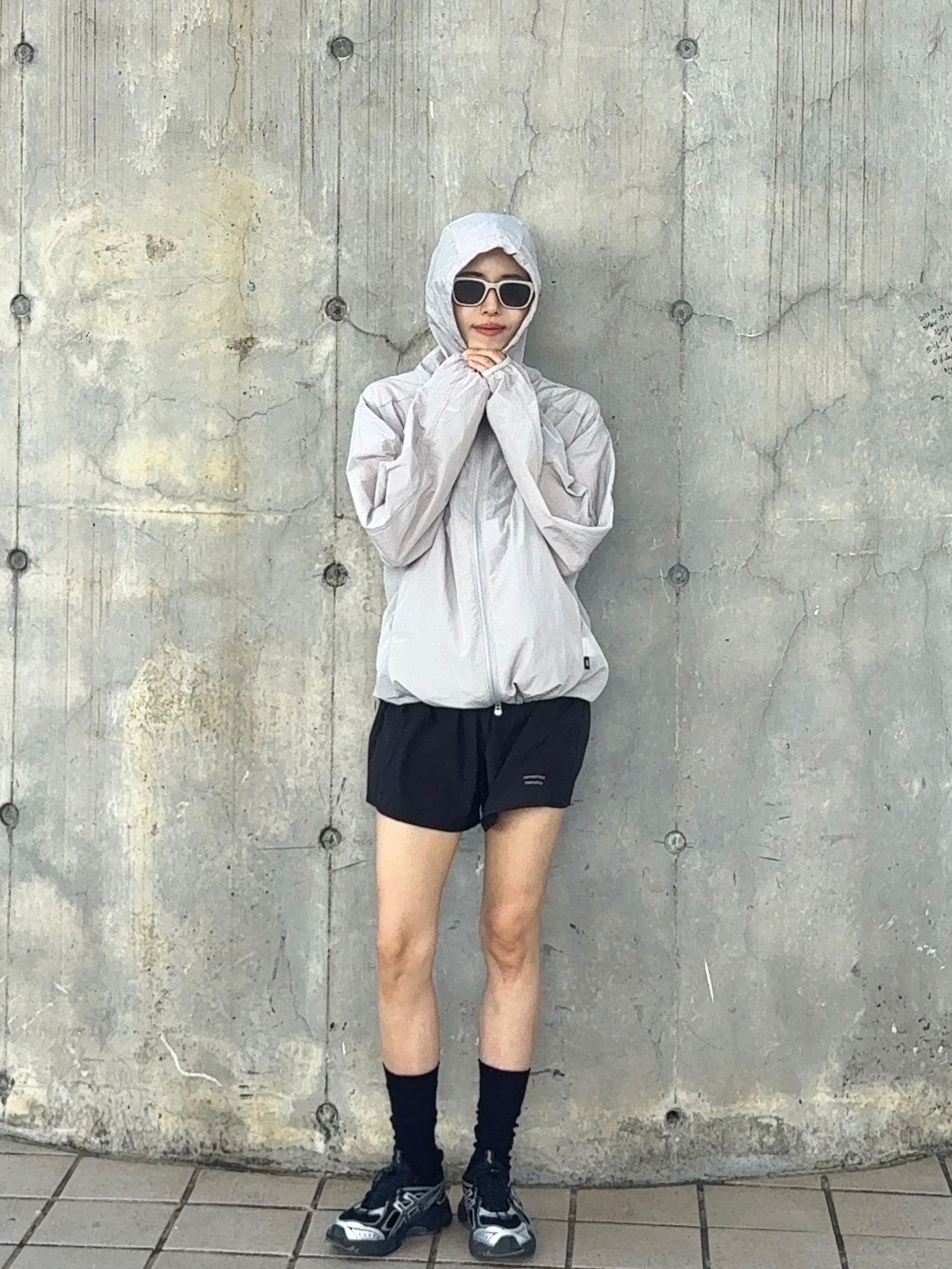 [KREAM 단독] runwhither Windbreaker Jacket V2 Gray, [KREAM 단독] runwhither Womens 3inch Shorts Black 착용 스타일 - 4