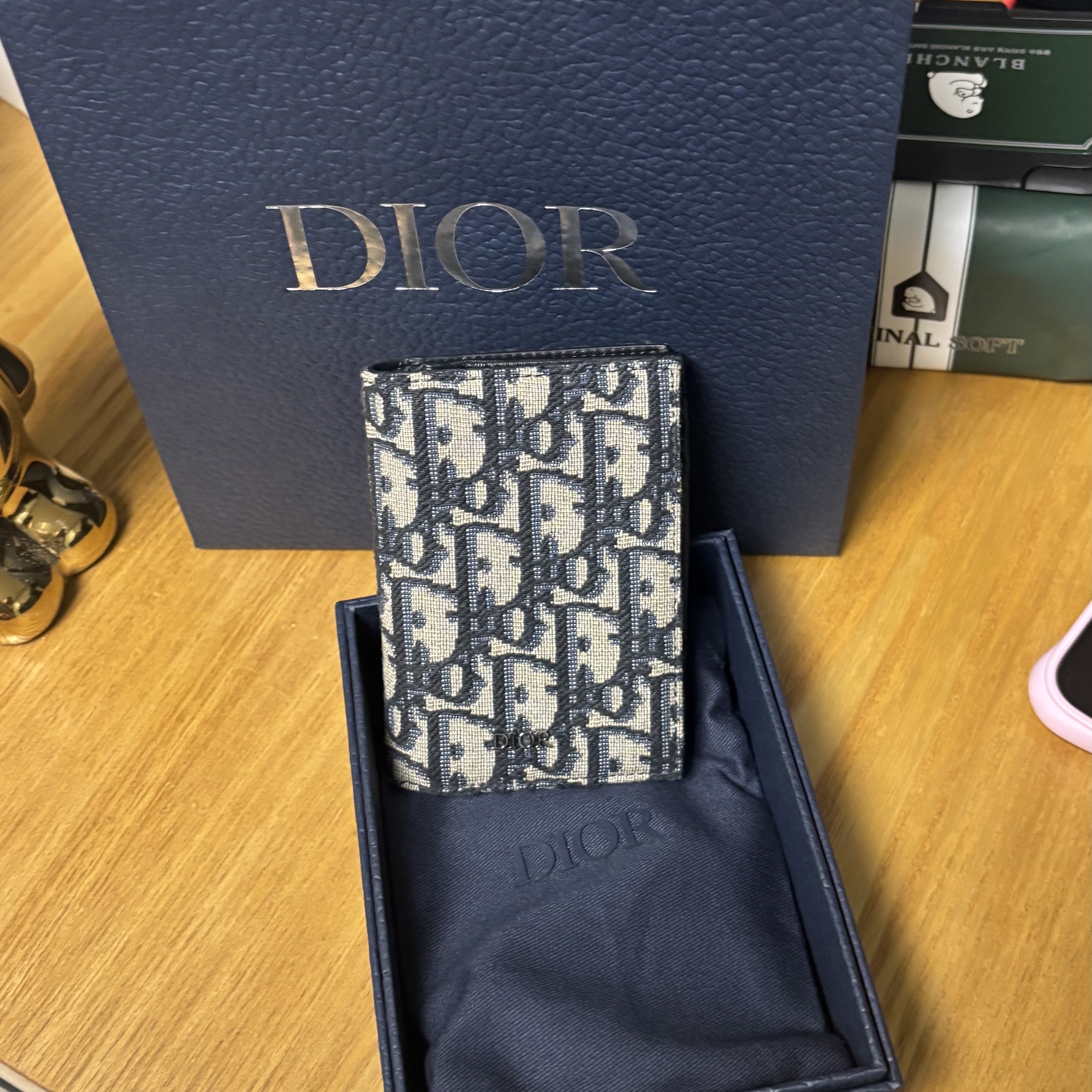 Dior Trifold Wallet Beige Black 착용 스타일 - 4