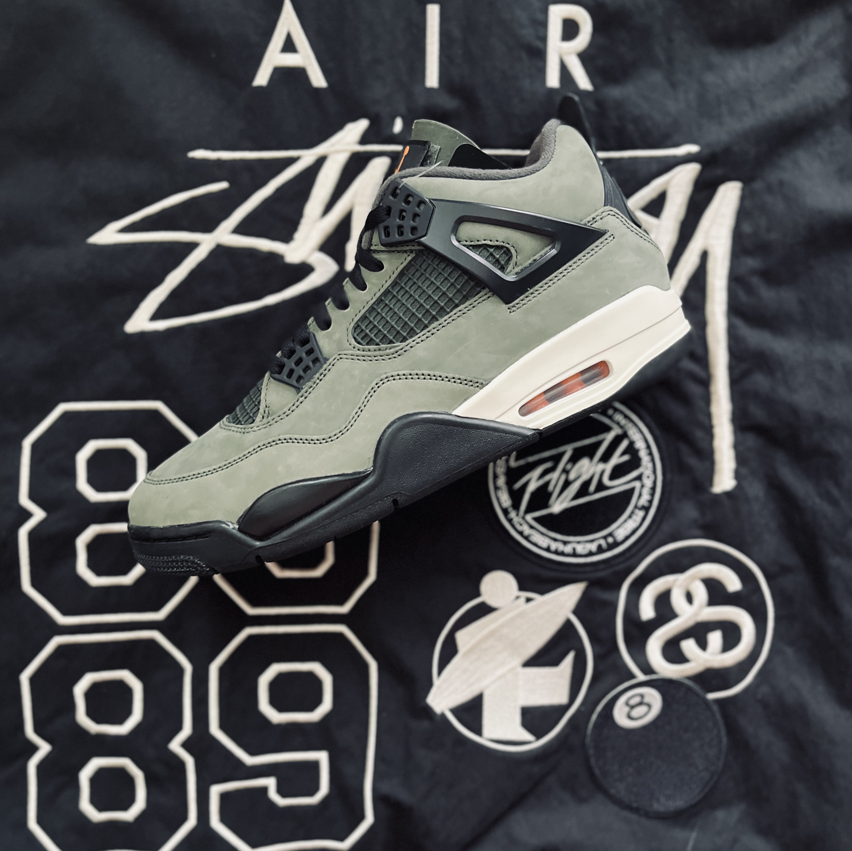 Jordan 4 x Undefeated Retro OG SP Deep Green and Clementine, Jordan 4 Retro White Thunder 착용 스타일 - 1