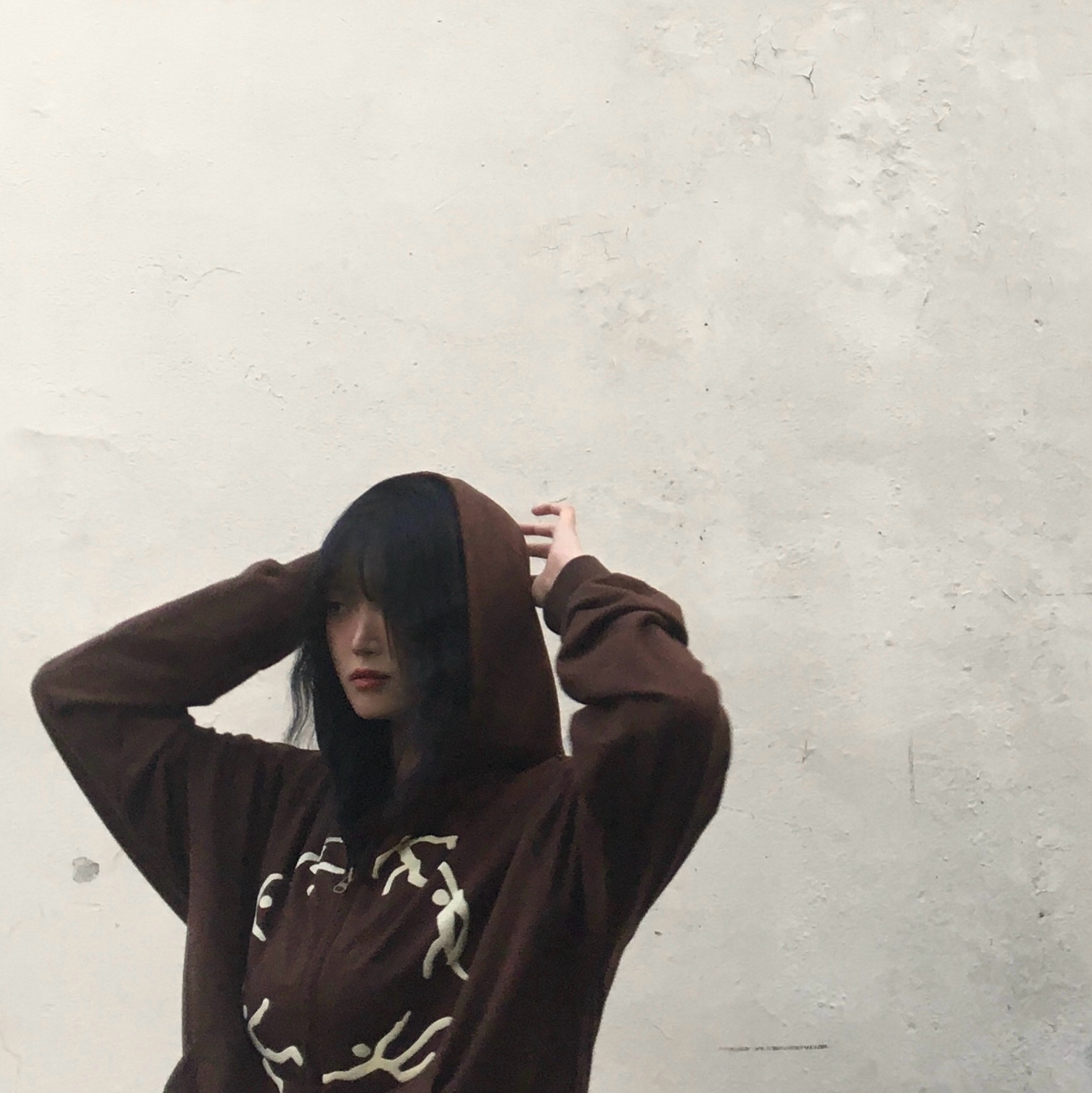 AMOU Dancing Circle Crop Hoodie Zip-Up Brown, AMOU Dancing Circle Crop Hoodie Zip-Up Navy 착용 스타일 - 2