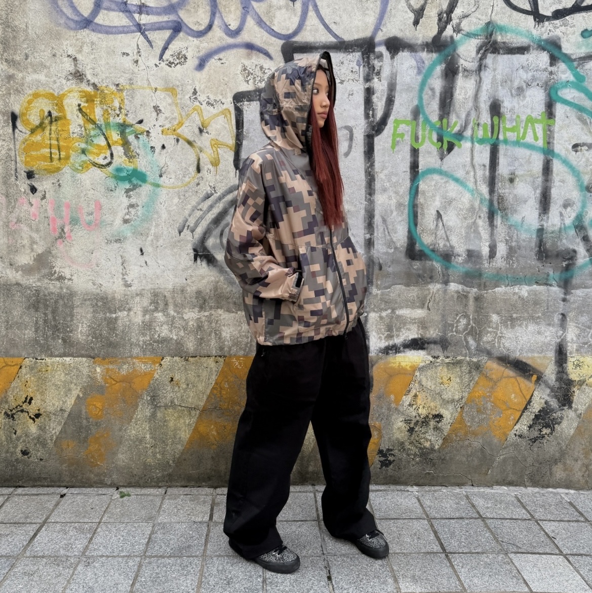 YESEYESEE Equip Windbreaker Camo, YESEYESEE Elastic Easy Cotton Pants Black 착용 스타일 - 1