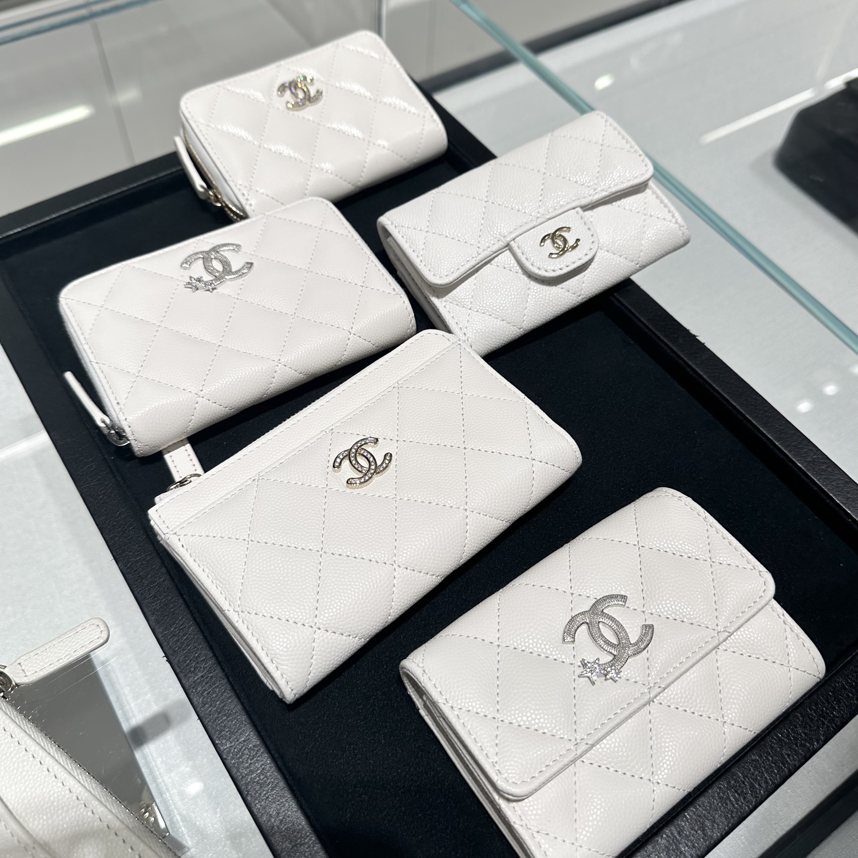 Chanel Classic Card Holder Grained Shiny Calfskin & Gold White 착용 스타일 - 2