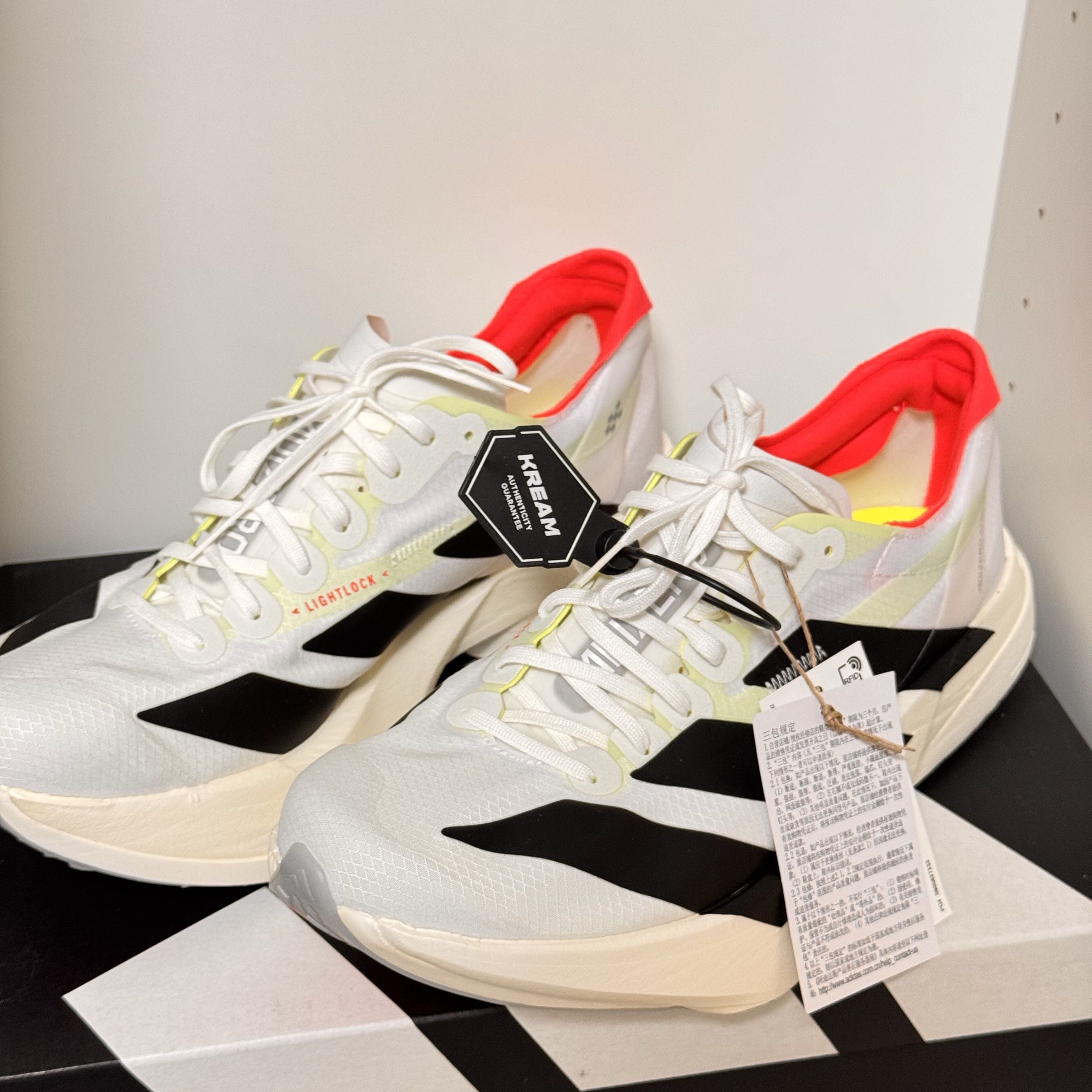 Adidas Adizero Adios Pro 4 Cloud White Core Black 착용 스타일