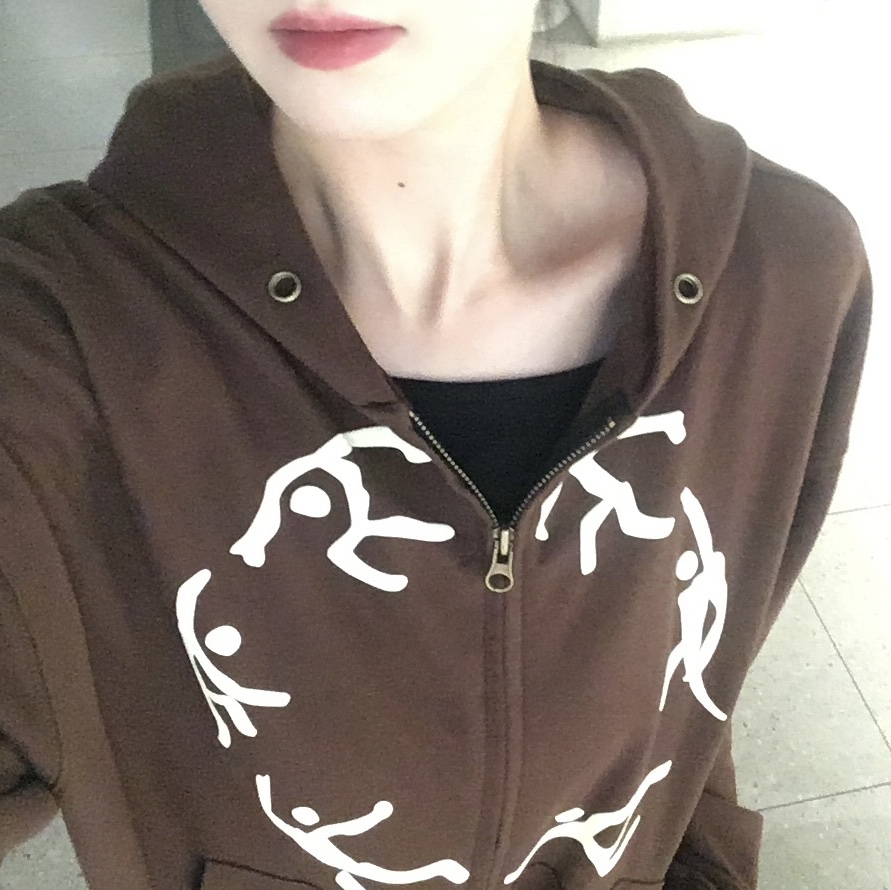 AMOU Dancing Circle Crop Hoodie Zip-Up Brown, AMOU Dancing Circle Crop Hoodie Zip-Up Navy 착용 스타일 - 5