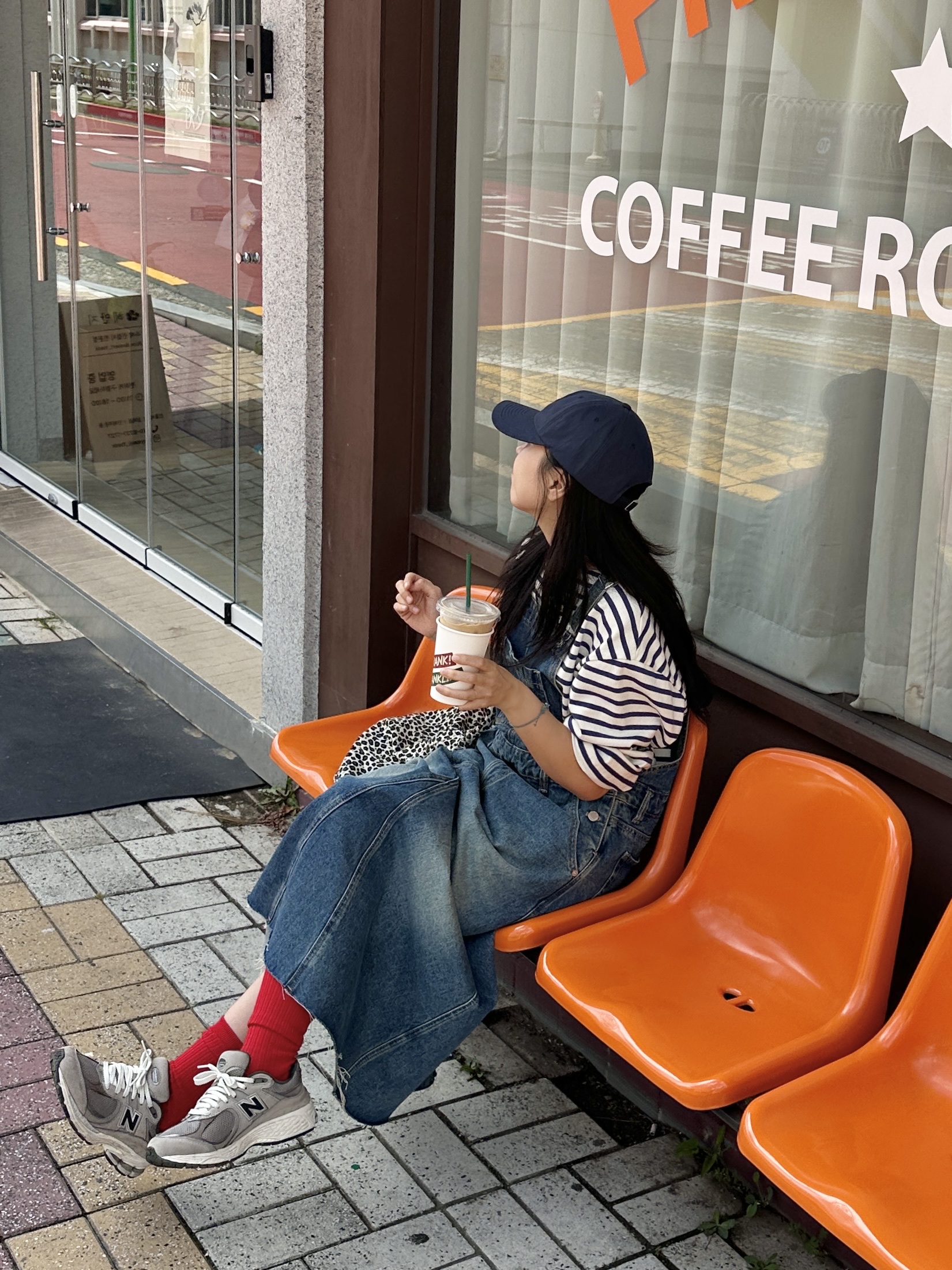 Farven x Tanning Hello Kitty Hello Summer Ball Cap_Navy, New Balance 2002R Grey 착용 스타일 - 2