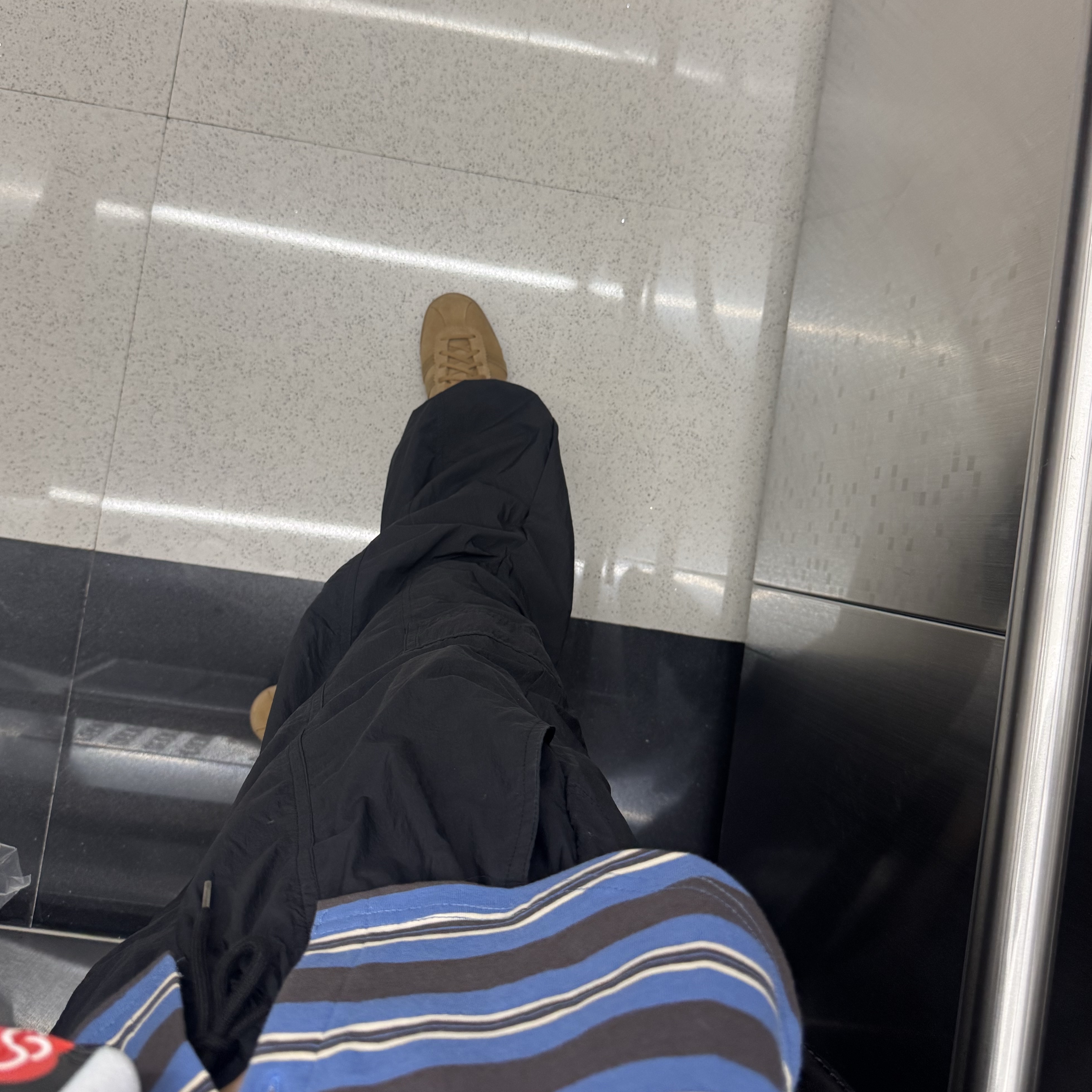 Adidas Tobacco Team Brown Desert Cardboard, Adidas Gazelle Core Black Pantone 착용 스타일 - 1