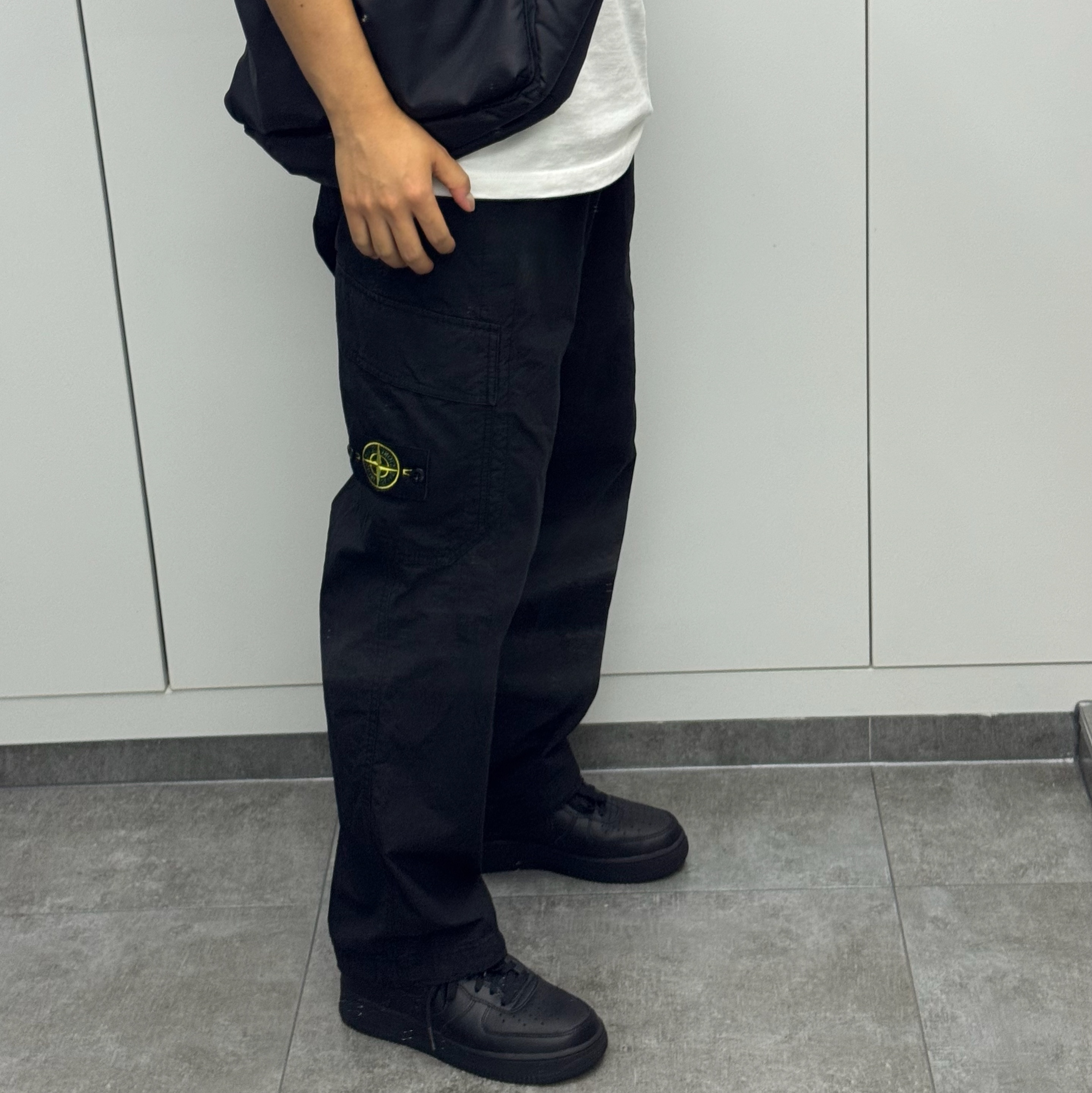 Stone Island 3100022 Mil-Spec Stretch Ripstop-TC Loose Fit Cargo Trousers with Drawstring Cuffs Black - 25SS, Nike Air Force 1 '07 Fresh Black 착용 스타일 - 3