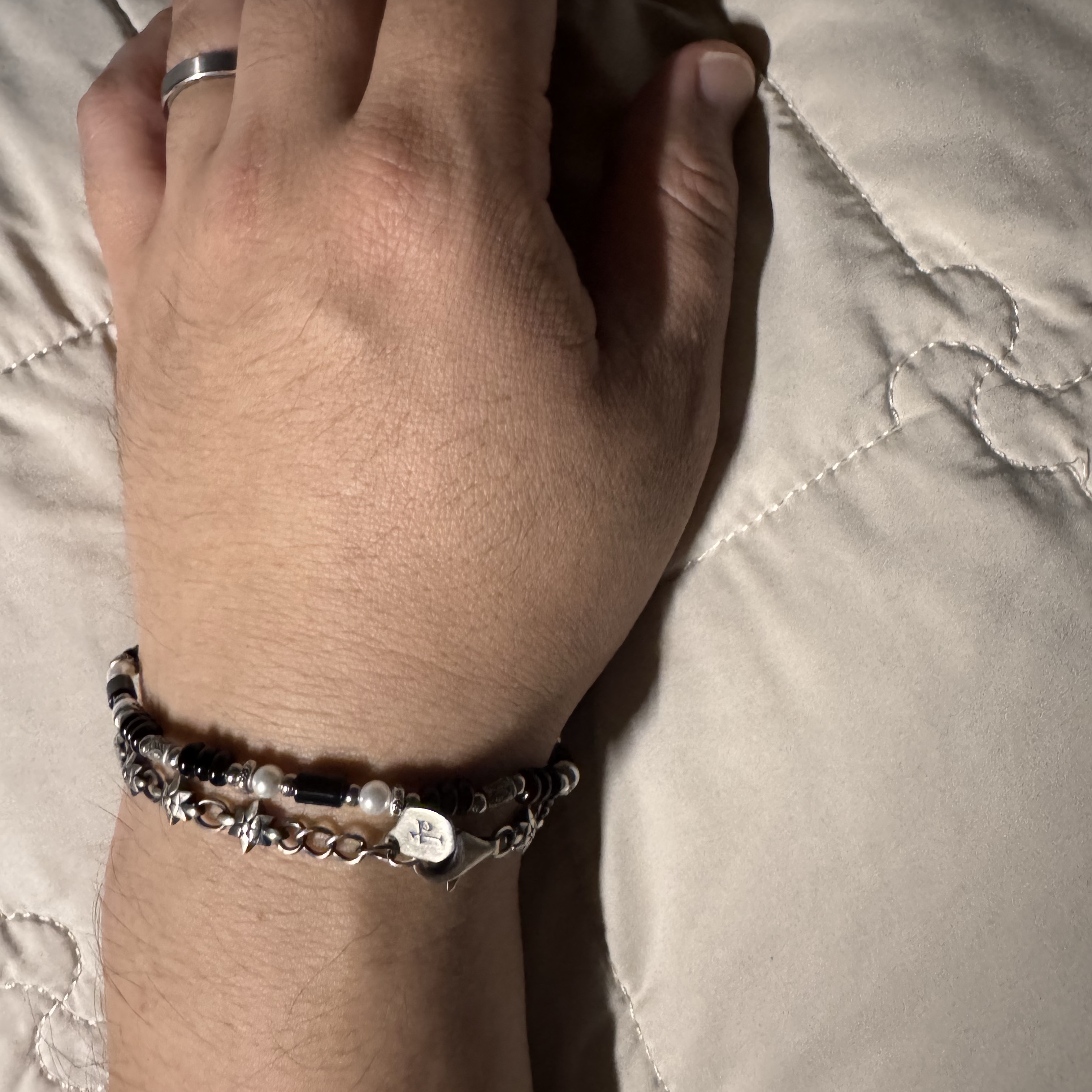 [KREAM 단독] Scudo Shell Black Pearl Beads Bracelet, [프리오더] Polyteru 925 Silver Bracelet 002 Hanabi Star Silver 착용 스타일