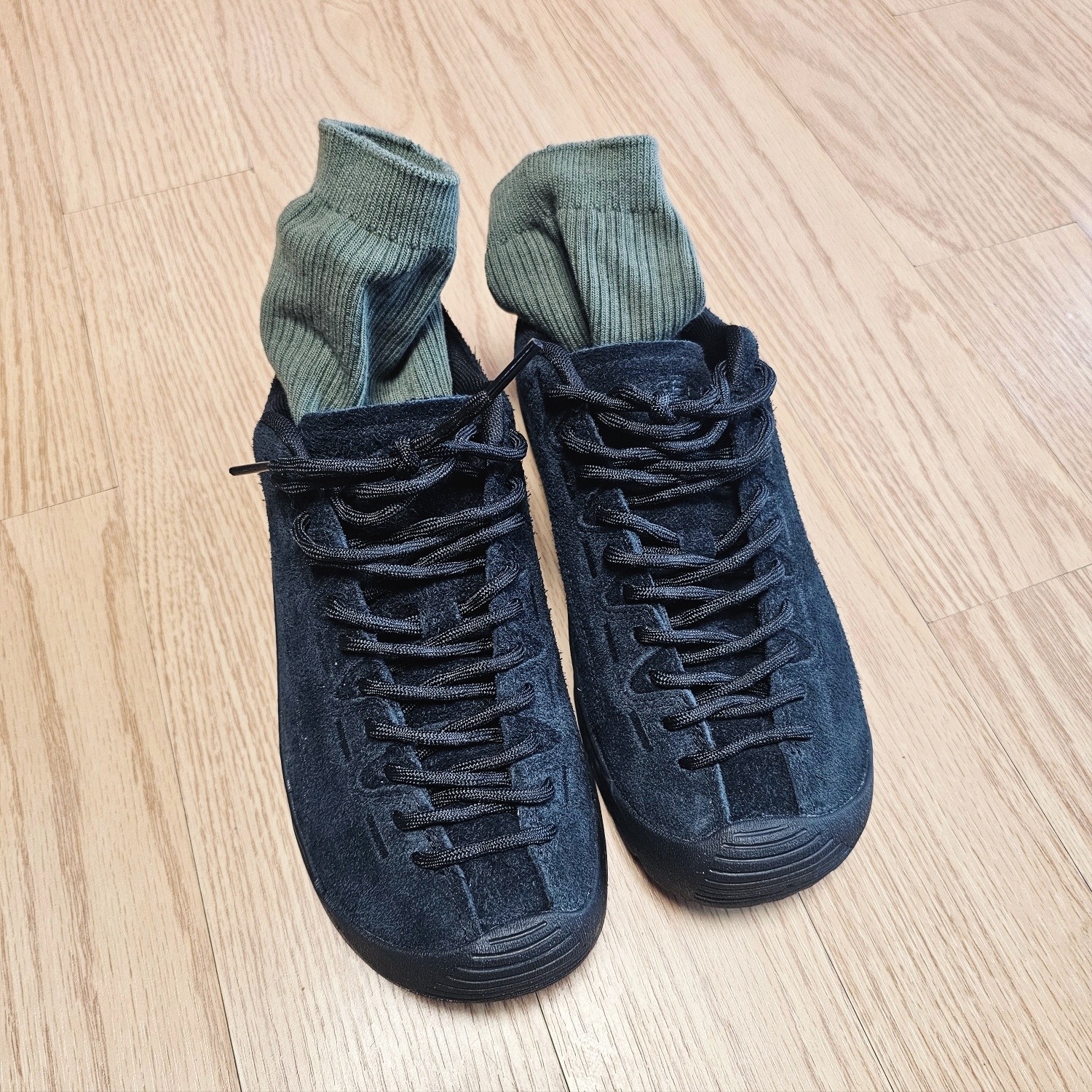 (W) Keen Jasper Suede Sneakers Black 착용 스타일 - 1