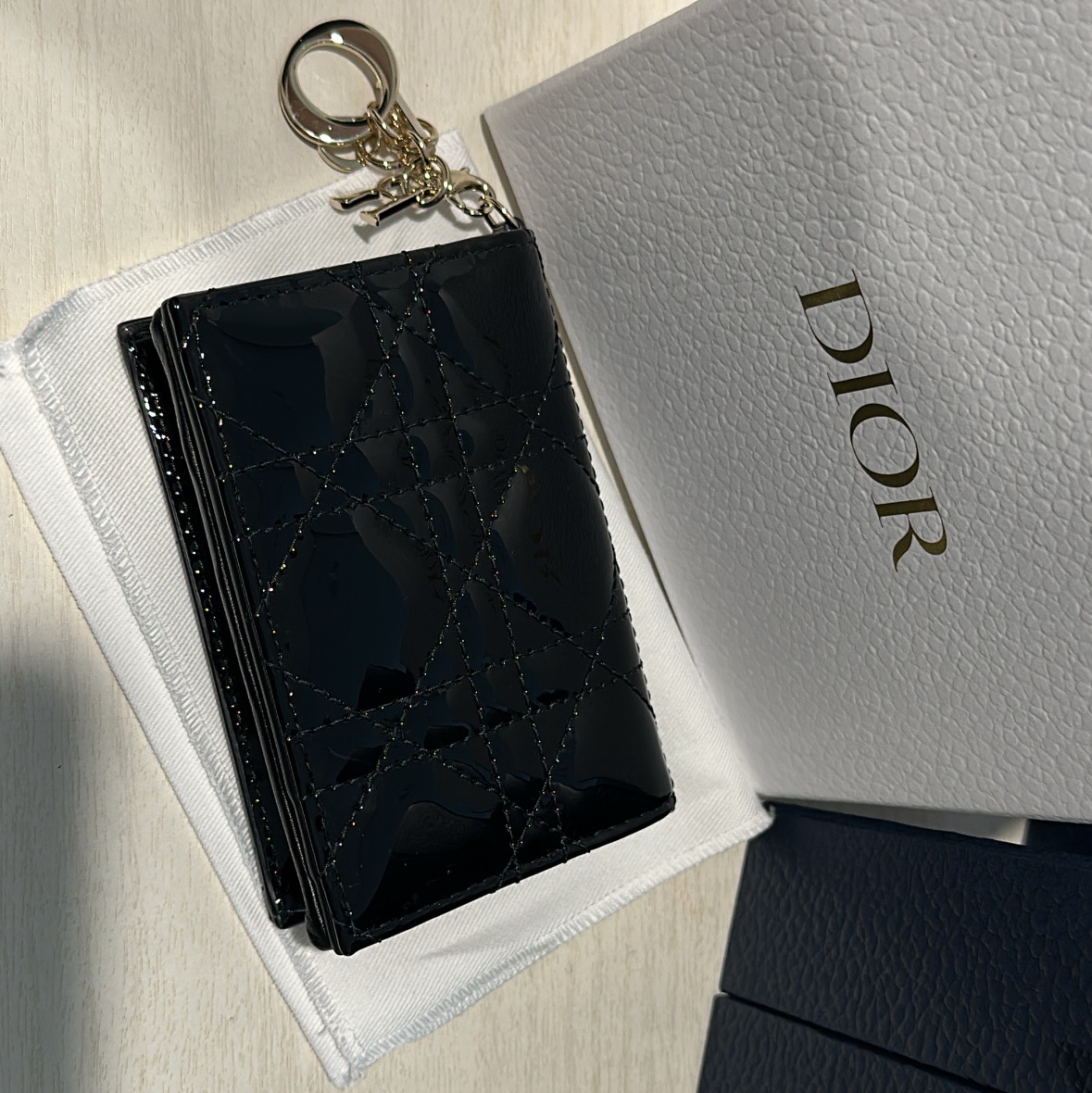 Dior Lady Flap Card Holder Patent Cannage Calfskin Black 착용 스타일