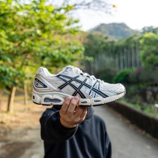 Asics Gel-Nimbus 9 Cream Black 착용 스타일 - 1