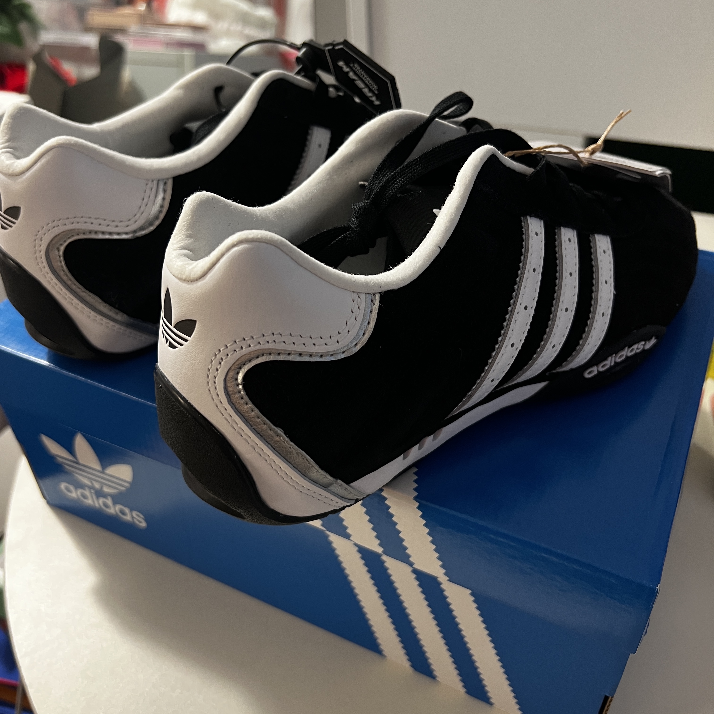 Adidas Originals Adiracer Lo Core Black Cloud White 착용 스타일 - 4