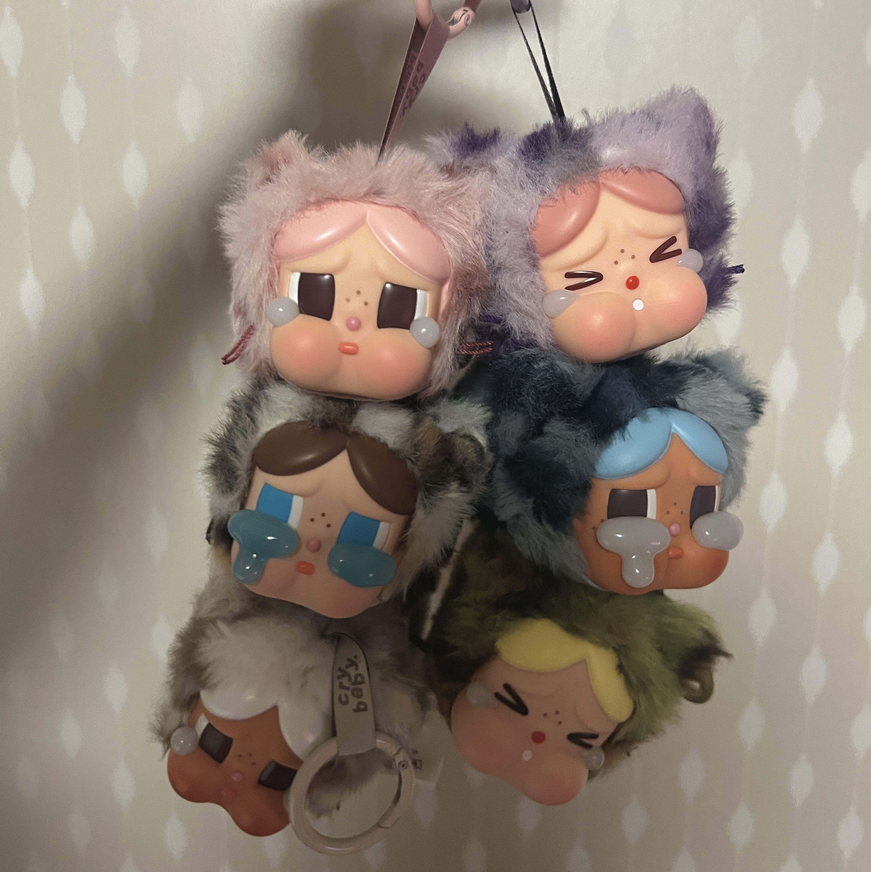 Pop Mart Crybaby Wild But Cutie Series Vinyl Plush Pendant (6 Blind Boxes) 착용 스타일