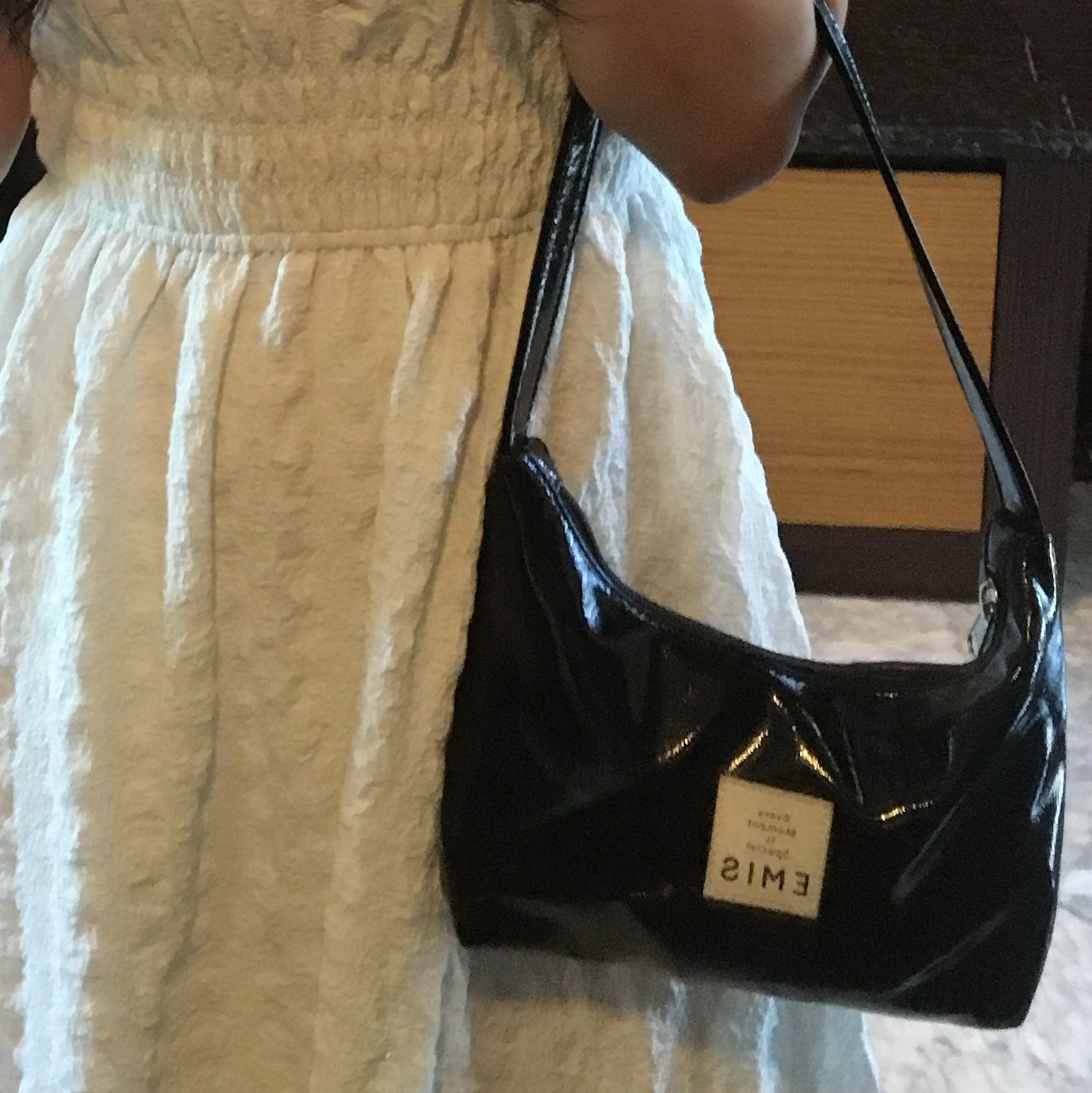 Emis New Enamel Hobo Bag Black 착용 스타일 - 1