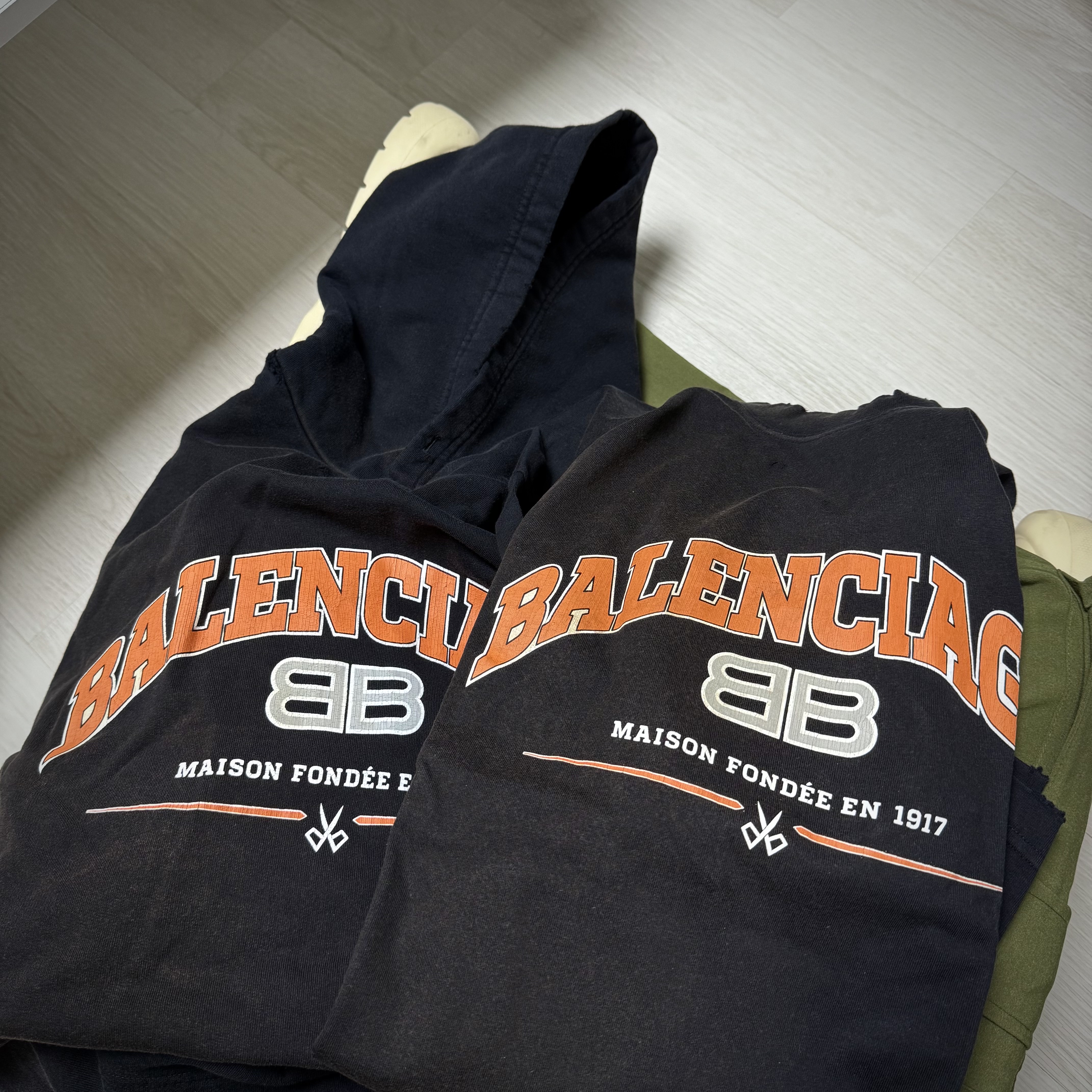(W) Balenciaga Maison Balenciaga Oversized Long Sleeve T-Shirt Black, Balenciaga BB Logo Vintage Damage Cropped Hoodie Black 착용 스타일