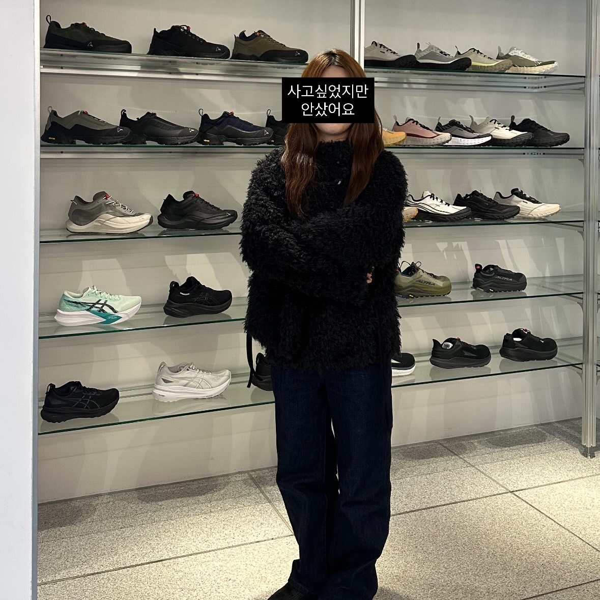 COYSEIO Hairy Fur Jacket Black, (W) Nike Shox R4 Black 착용 스타일