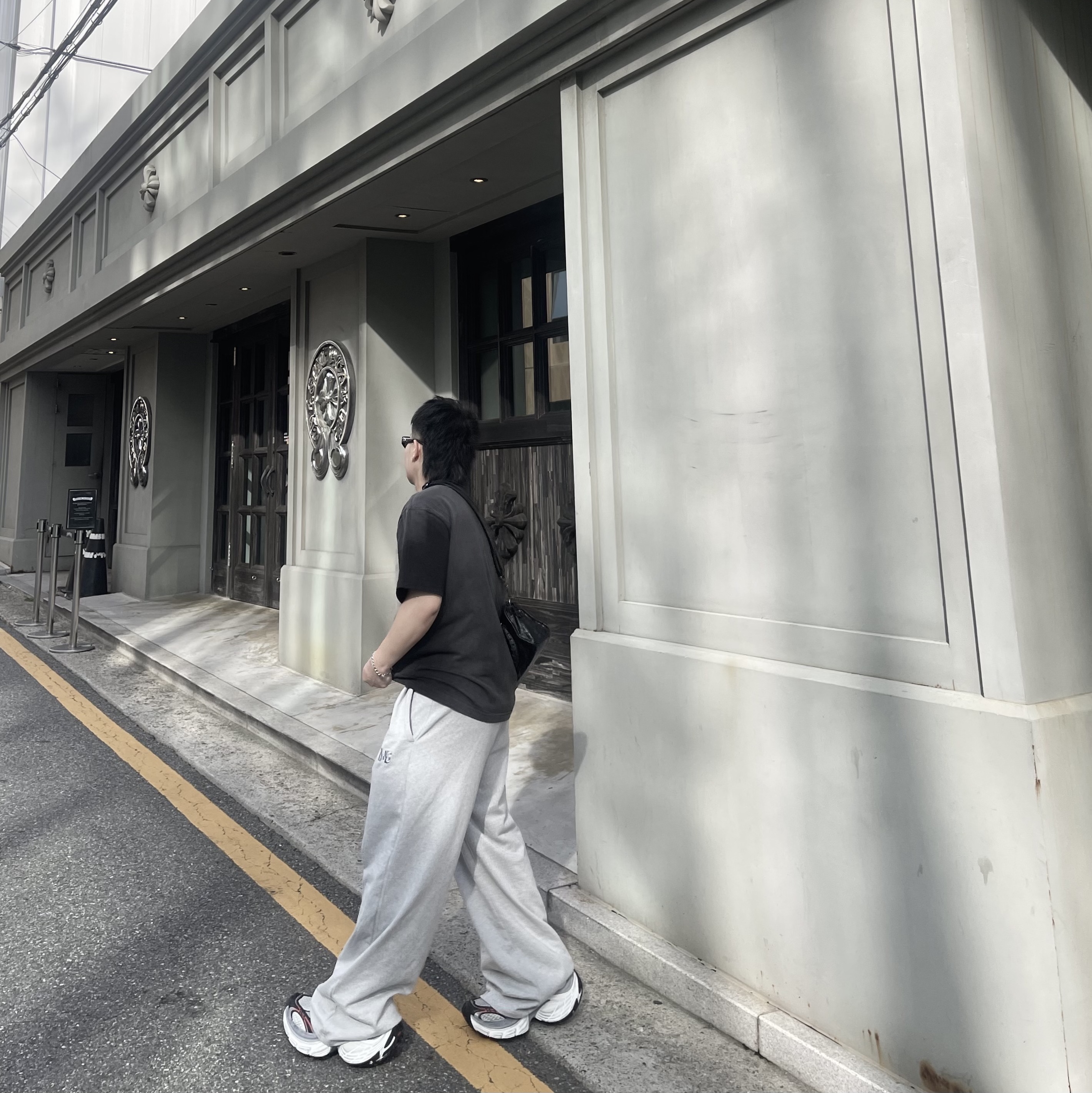 Balenciaga 10XL Sneakers Grey White Red 착용 스타일