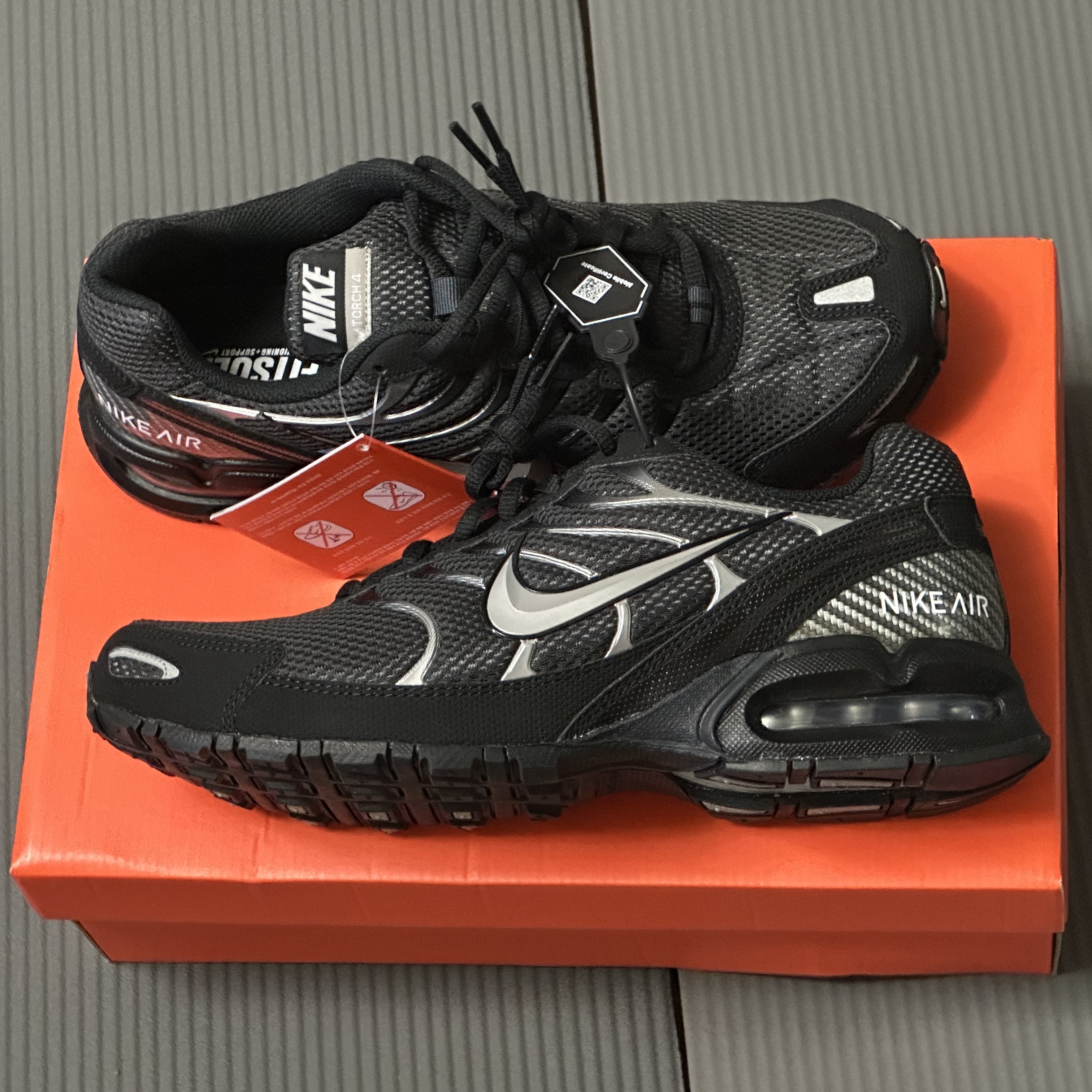 Nike Air Max Torch 4 Anthracite Metallic Silver 착용 스타일 - 4