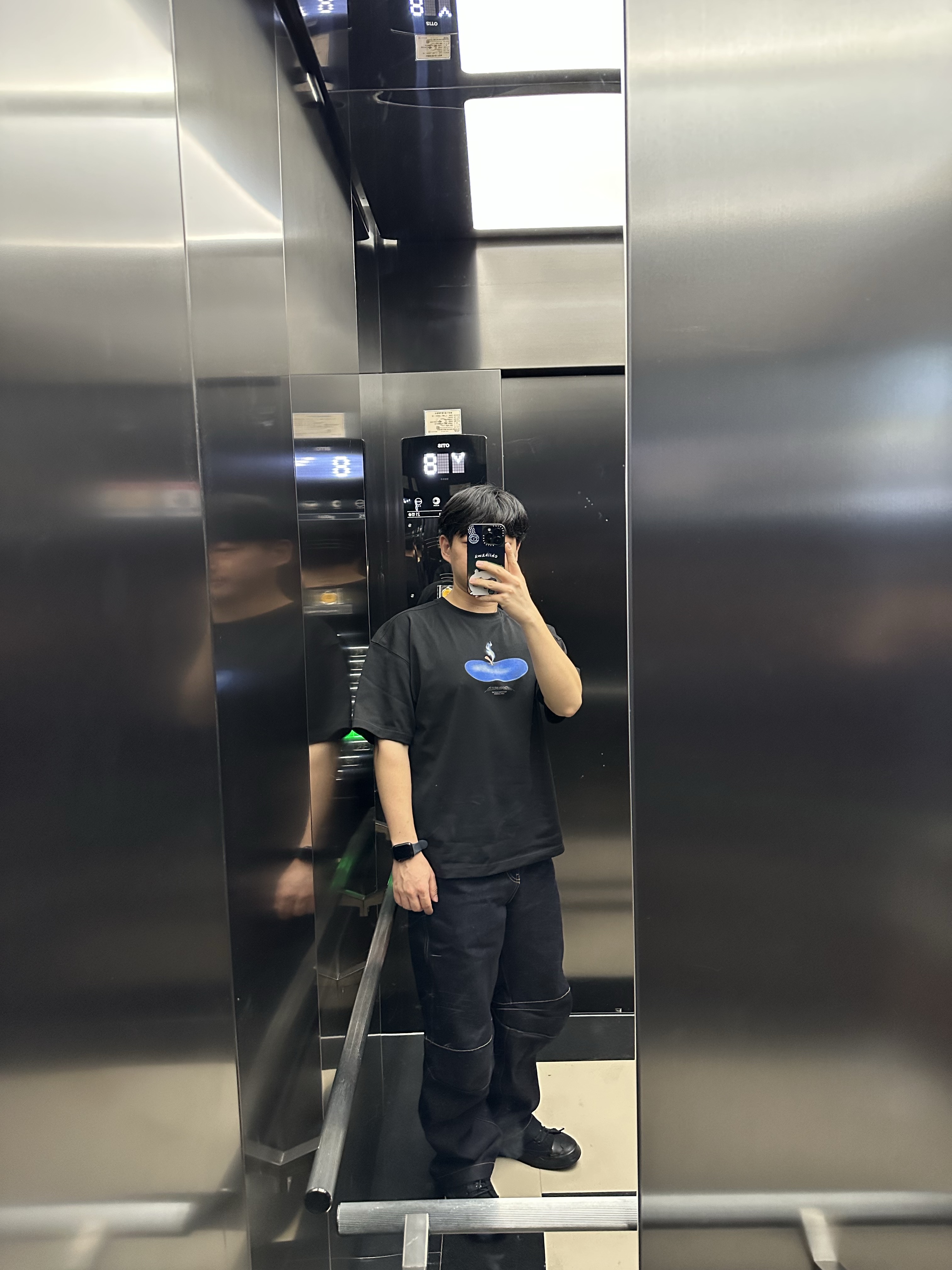 Ader Error Press Apple T-Shirt Product. 46 Noir 착용 스타일 - 1