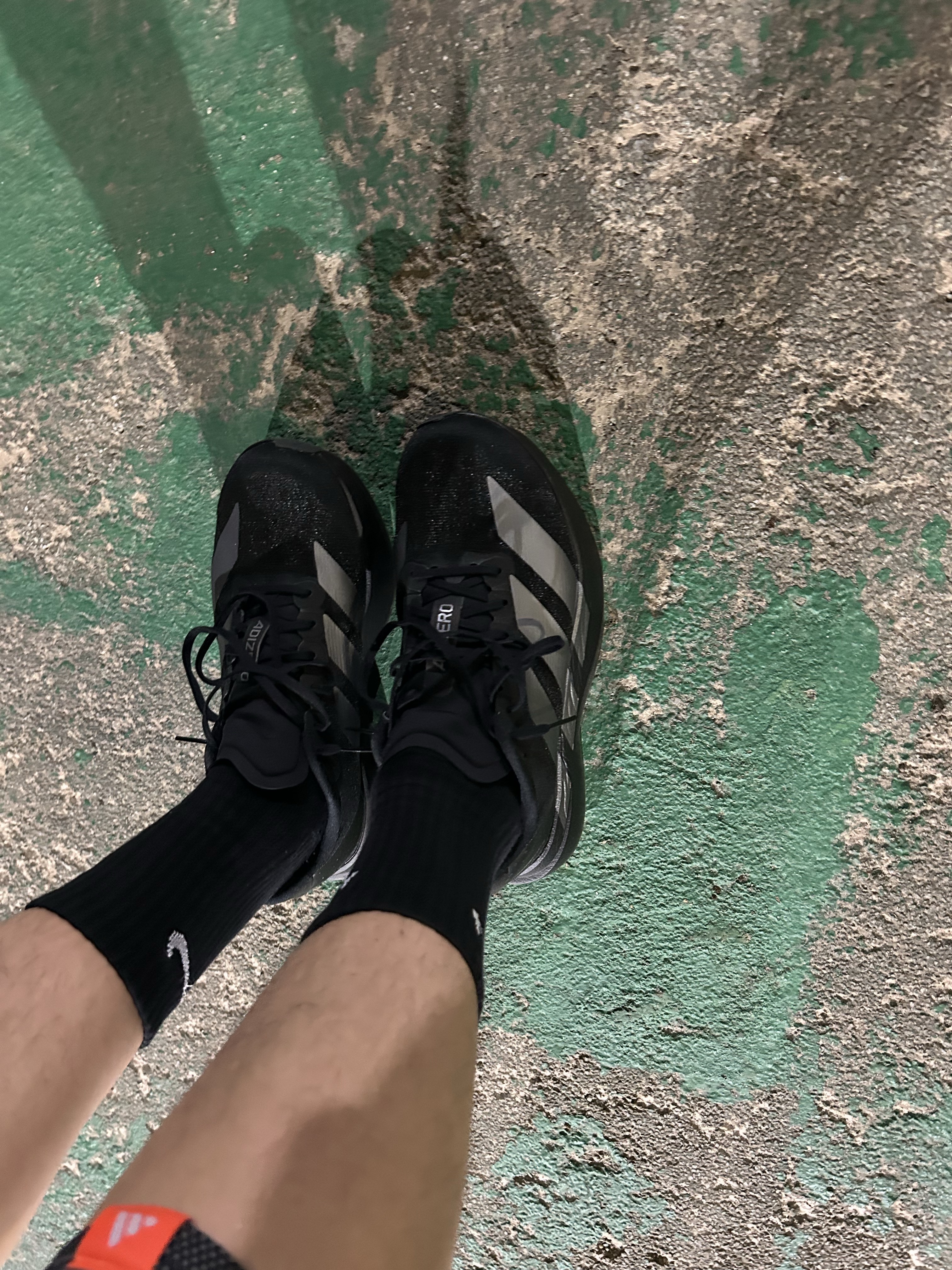 Adidas Adizero EVO SL Core Black Iron Metallic 착용 스타일 - 2