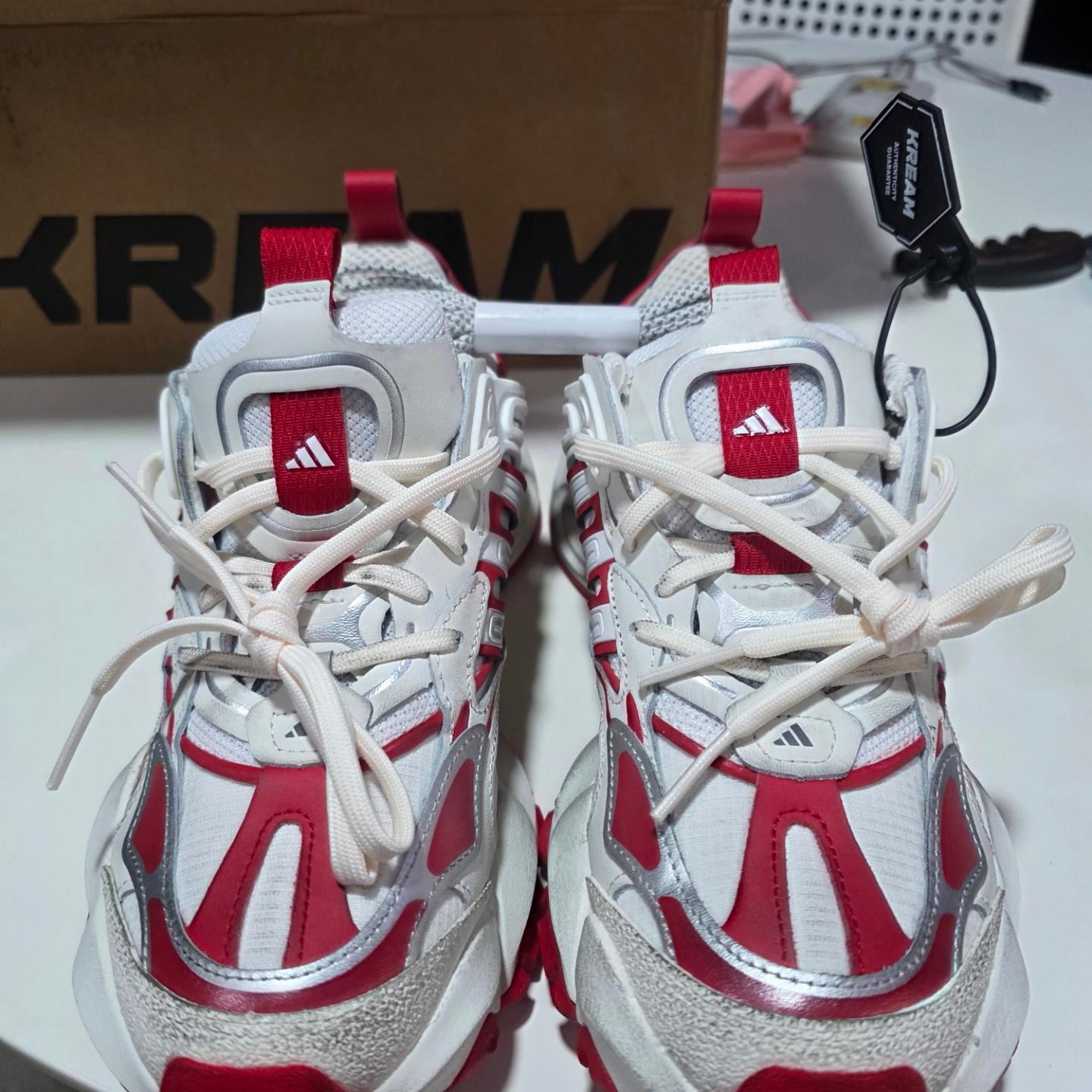 Adidas Vento XLG Deluxe Sneakers White Red 착용 스타일 - 1