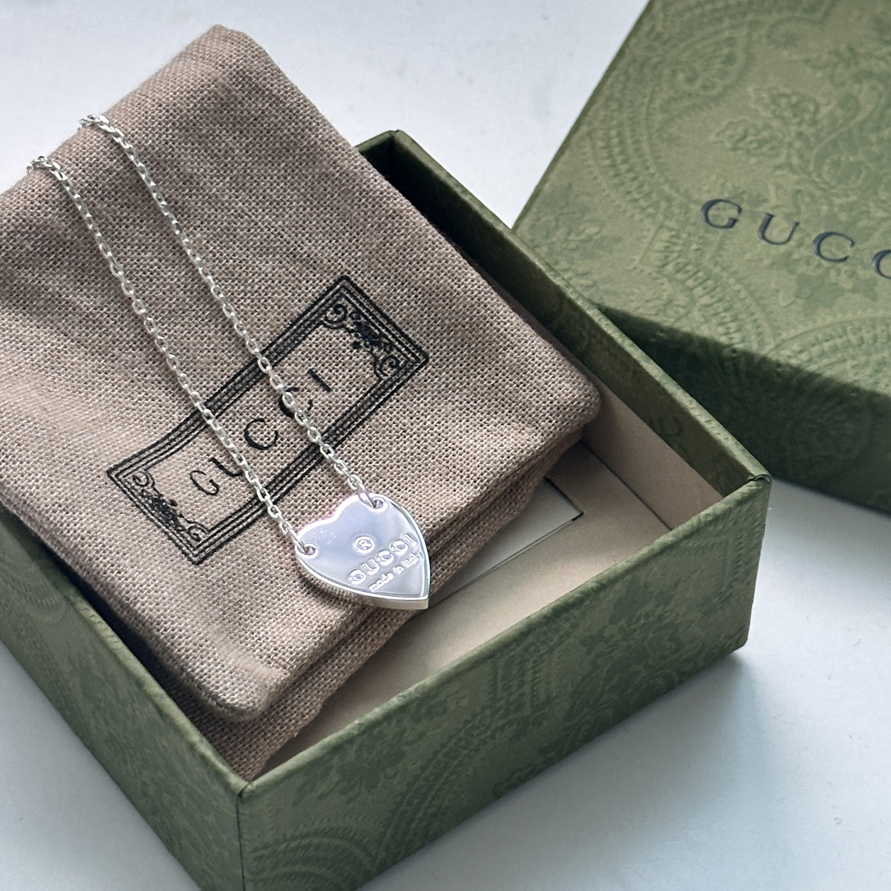 Gucci Trademark Heart Pendant Necklace Silver 착용 스타일