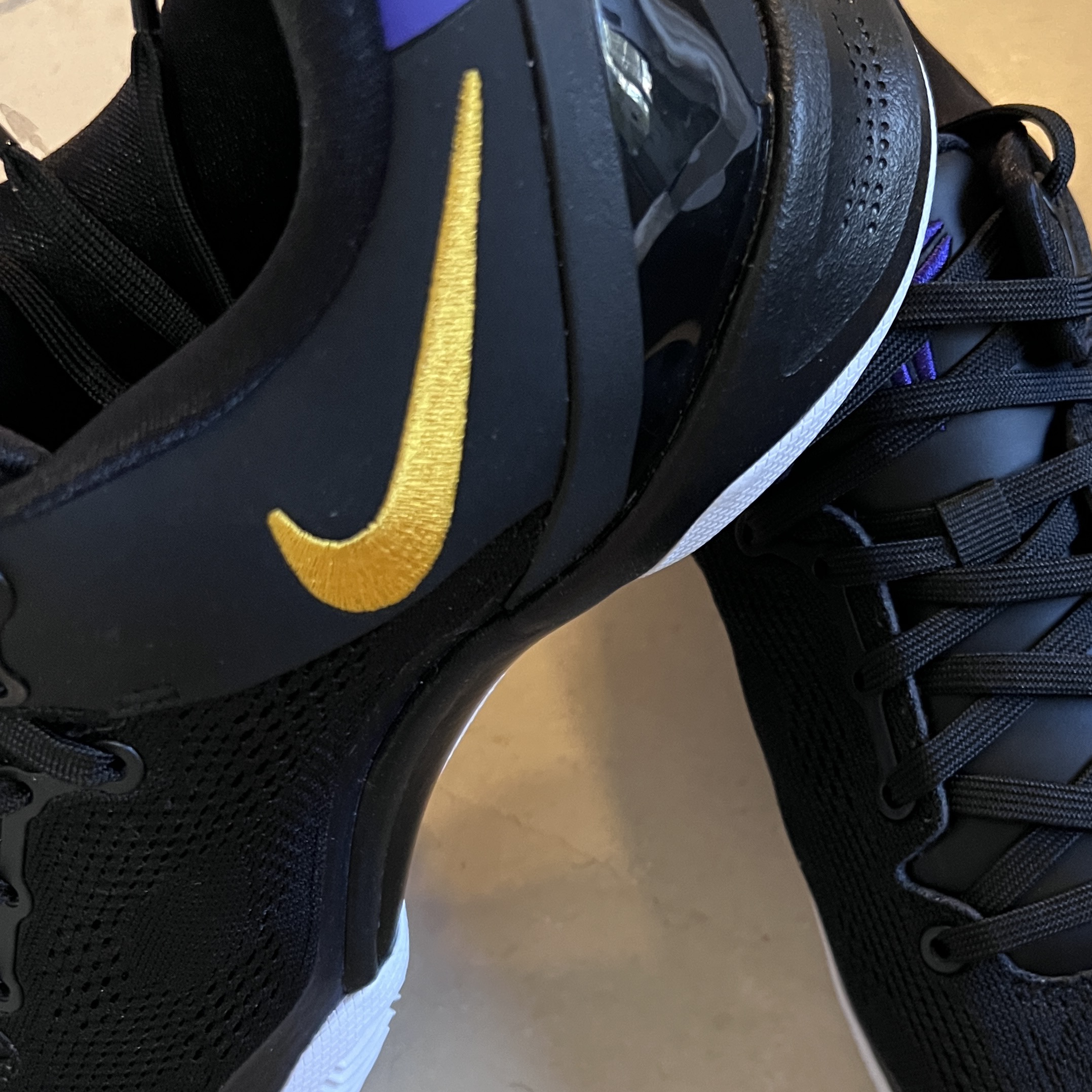 Nike Kobe 8 Protro Black and University Gold 착용 스타일