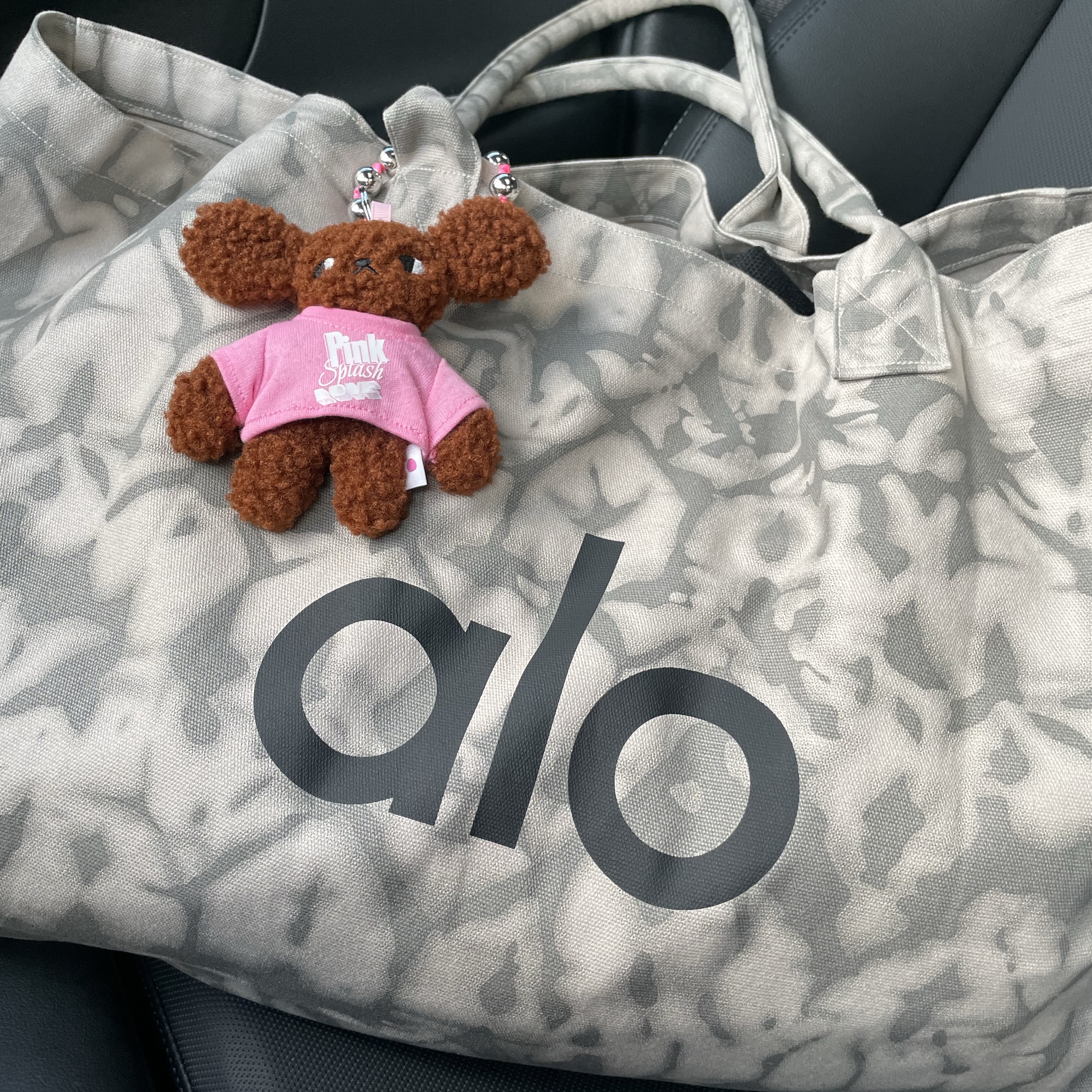 Alo Yoga Iconic Shopper Tote Bag Grey Tiedye 착용 스타일 - 2