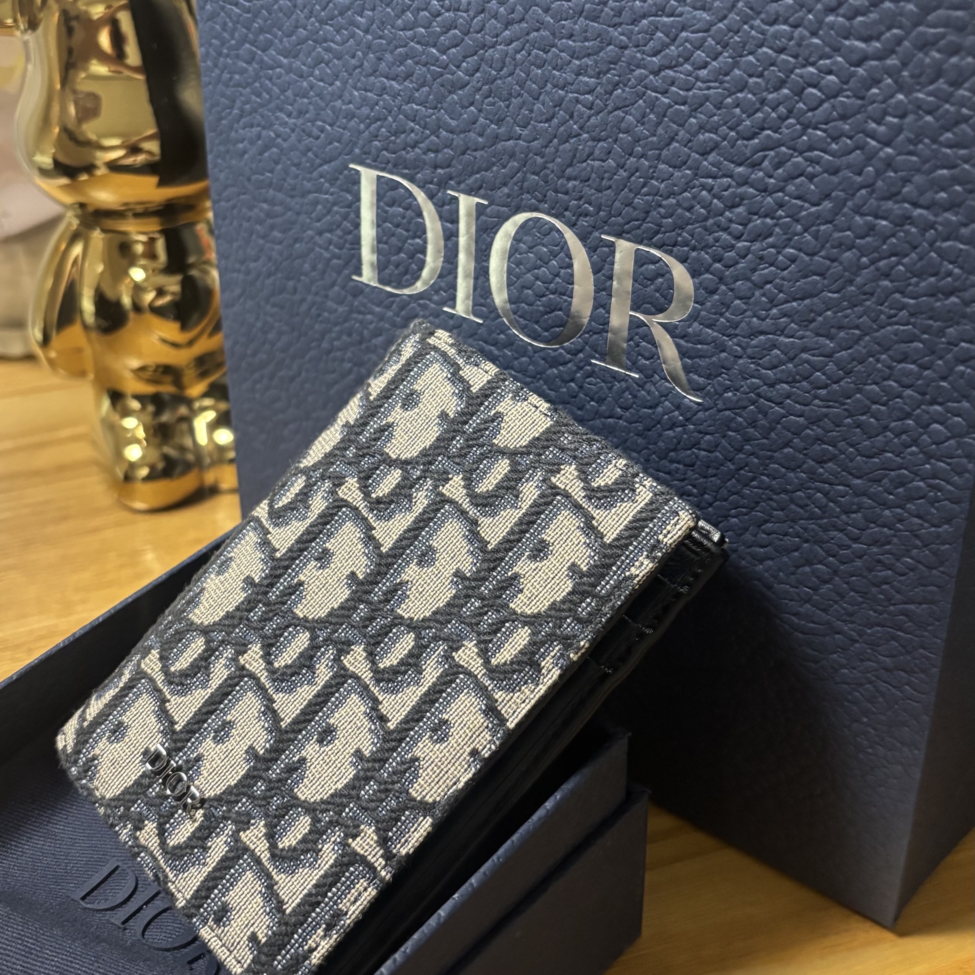 Dior Trifold Wallet Beige Black 착용 스타일 - 3