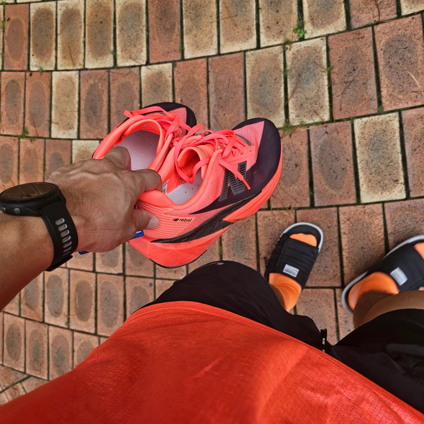New Balance FuelCell Rebel v5 Urgent Red Black Silver Metallic - 2E Wide 착용 스타일 - 1