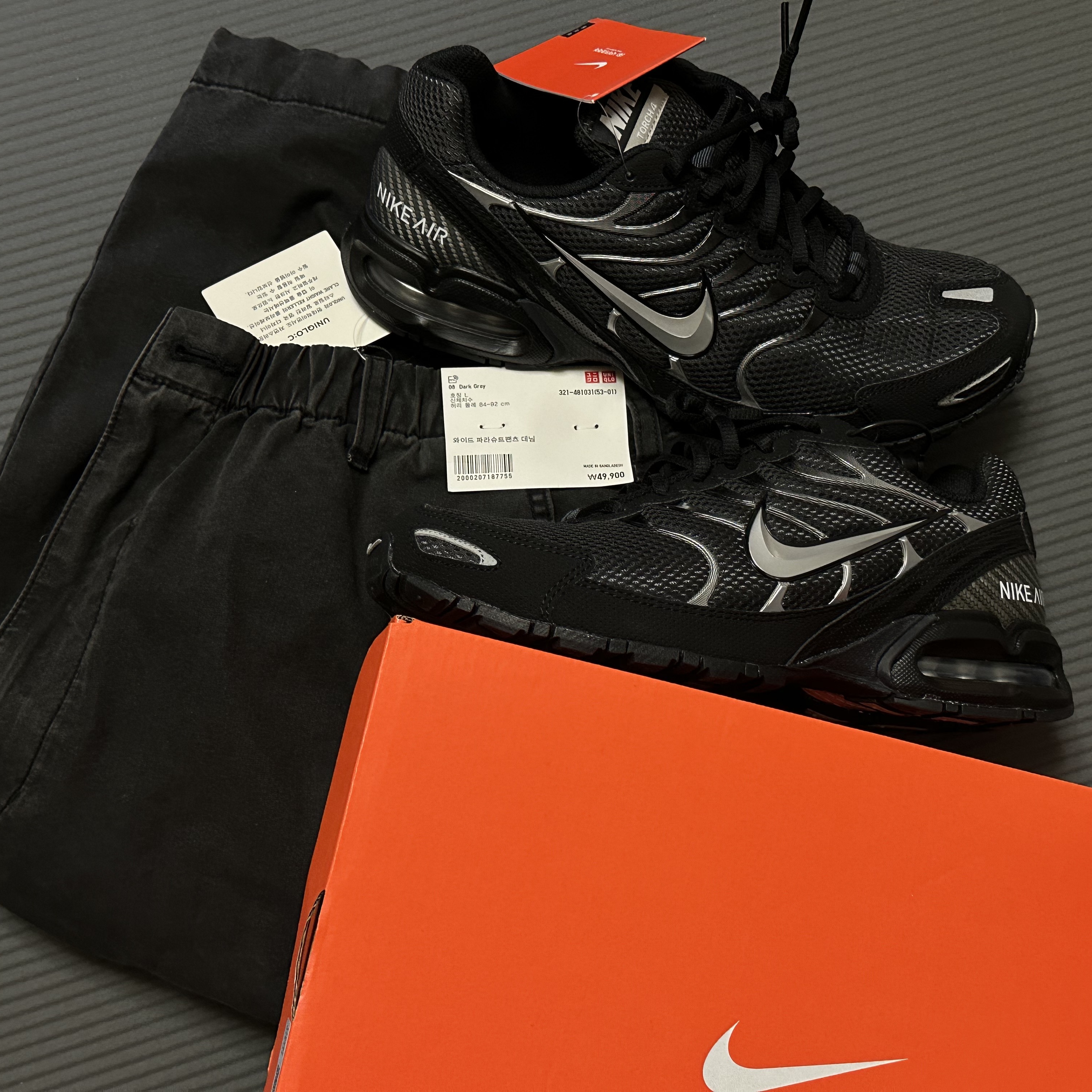 Nike Air Max Torch 4 Anthracite Metallic Silver 착용 스타일 - 1