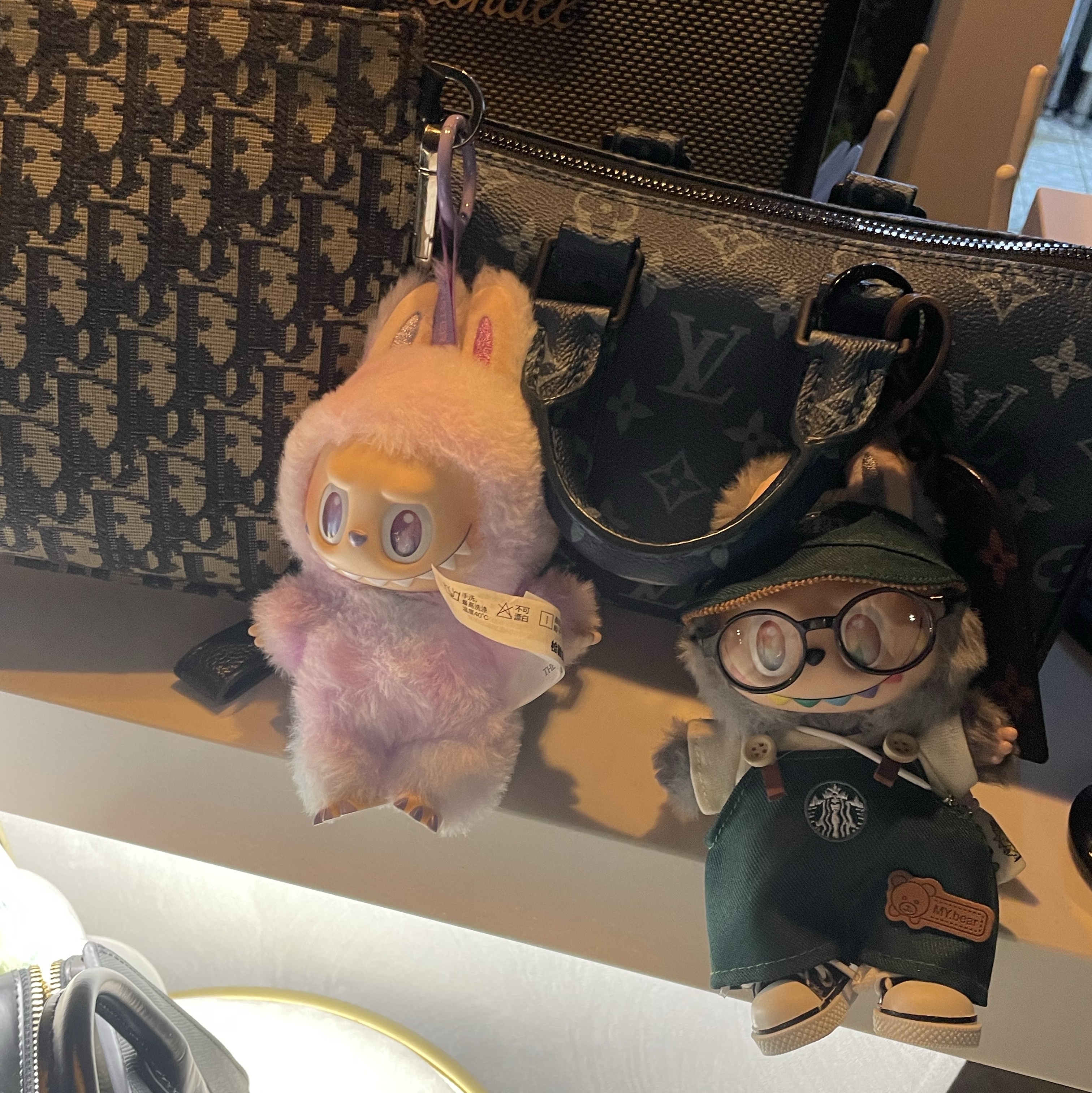 Pop Mart Labubu The Monsters Pin For Love Series Vinyl Plush Pendant Sealed Case (A-M) (1 Blind Box), Pop Mart Labubu The Monsters Highlight Series Luck Keyring (Opened Case) 착용 스타일 - 3