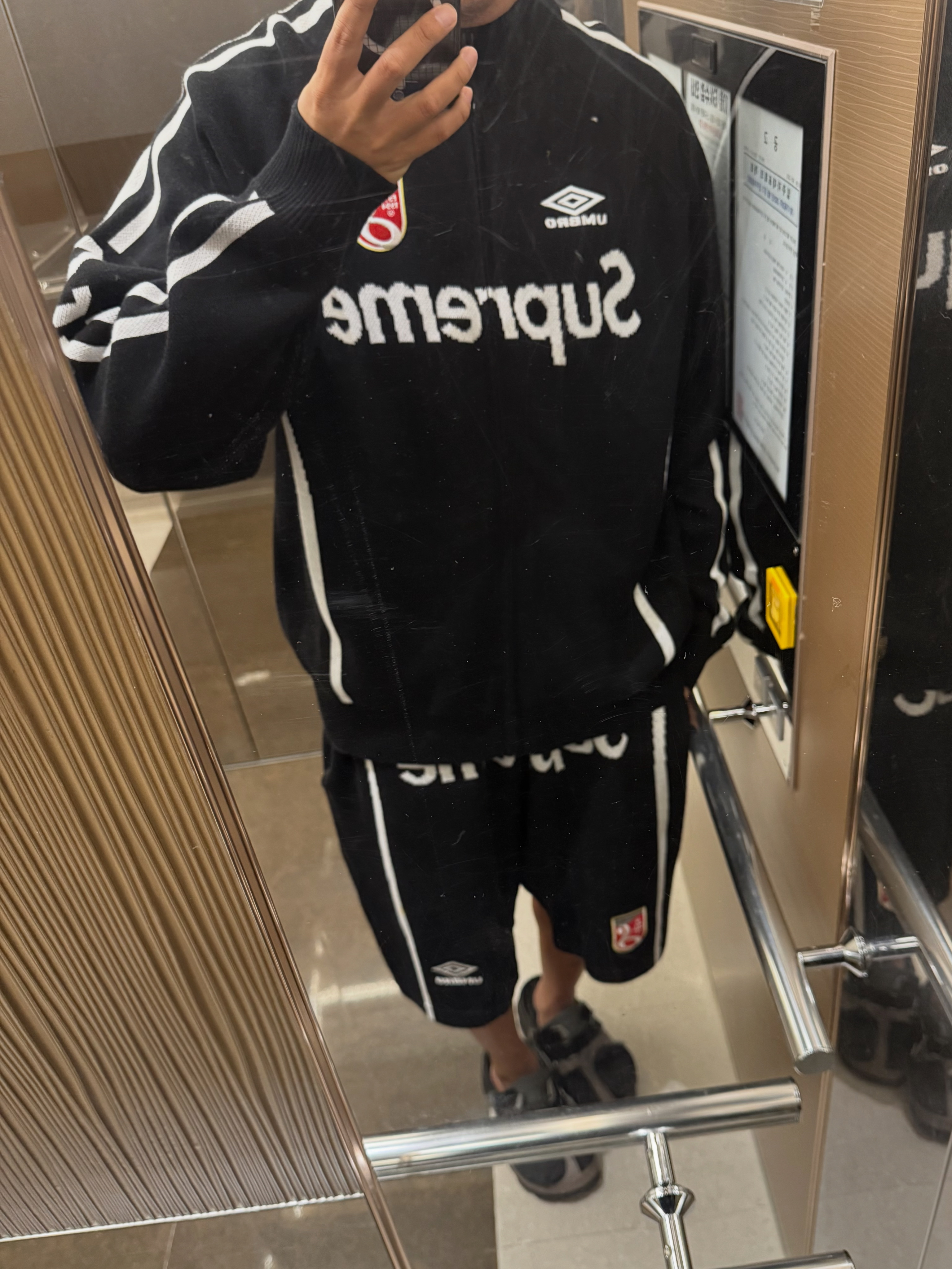 Supreme x Umbro Zip Up Sweater Black - 25SS, Supreme x Umbro Knit Soccer Shorts Black - 25SS 착용 스타일