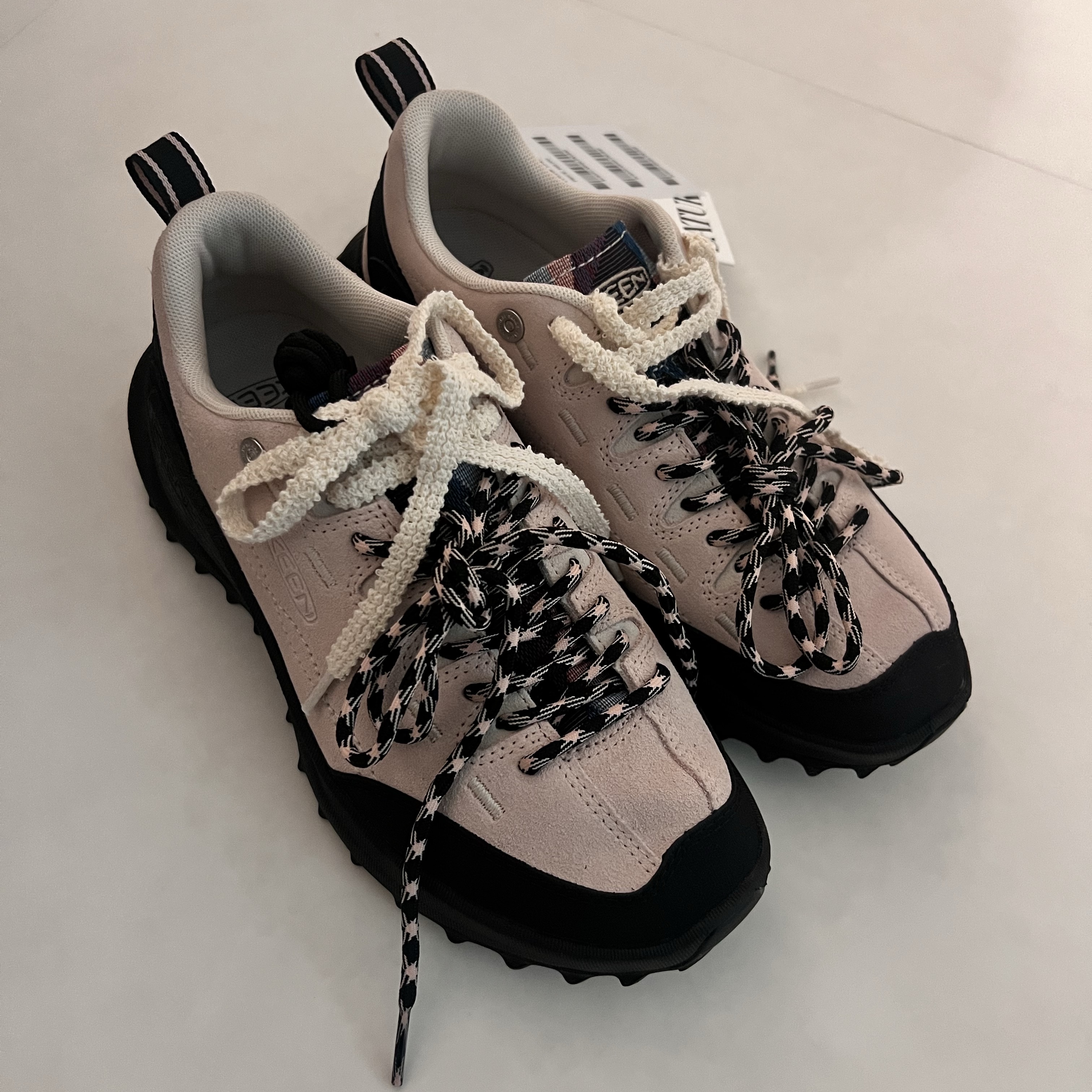 SATUR X KEEN JASPER ZIONIC Light Pink 착용 스타일 - 1