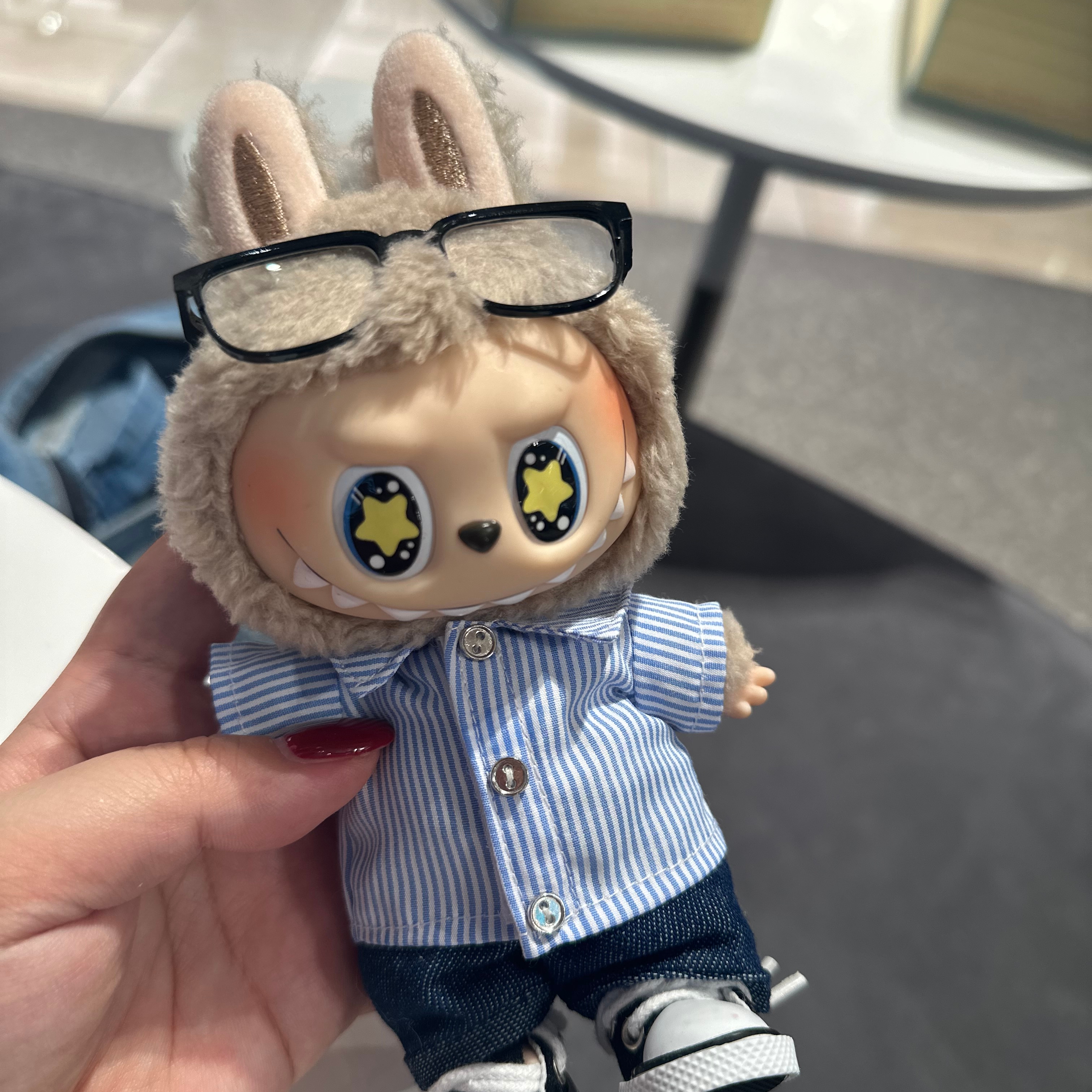 Pop Mart Labubu Flip with Me Doll 착용 스타일
