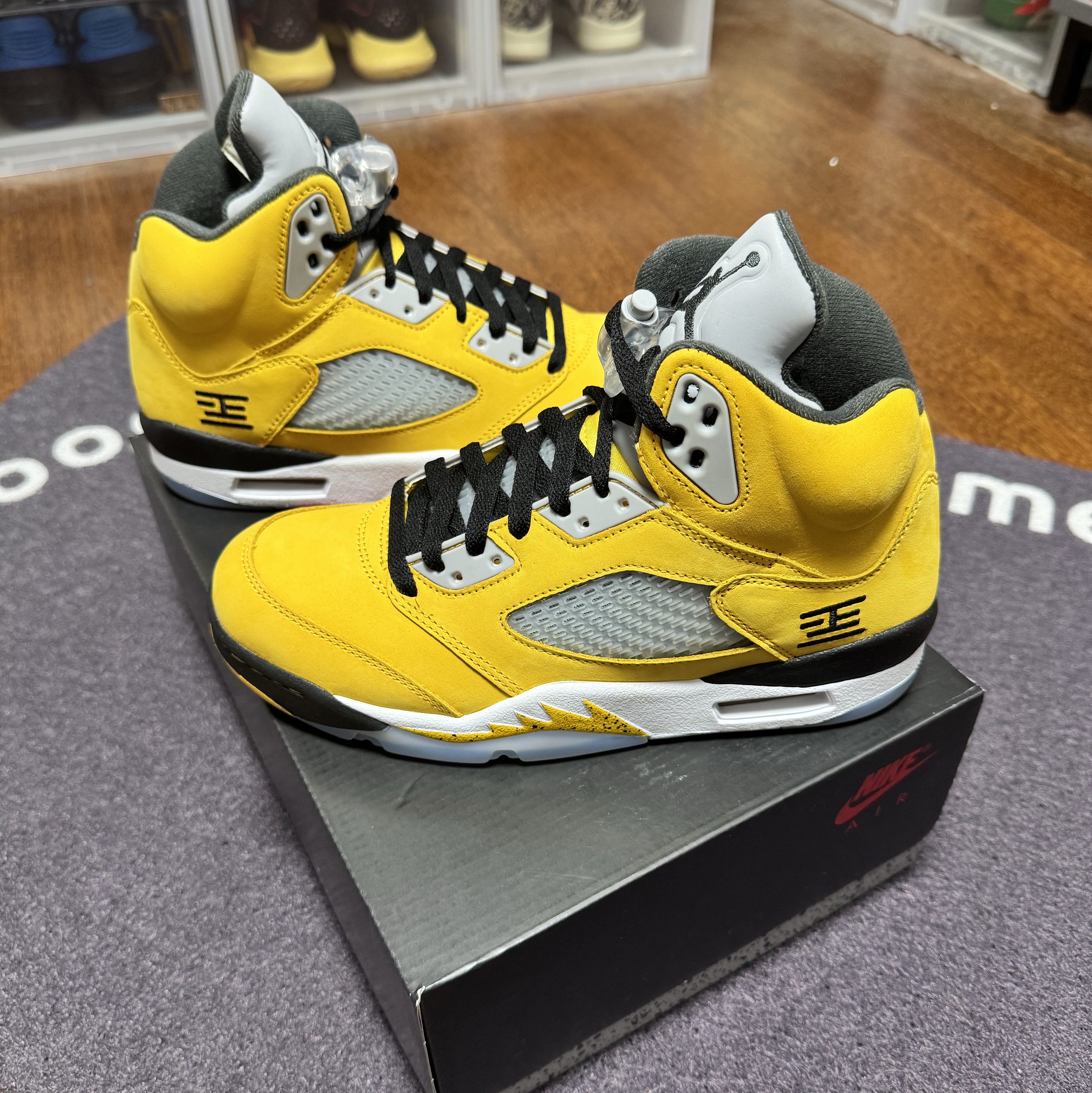Jordan 5 Retro Varsity Maize and Wolf Grey 착용 스타일 - 1