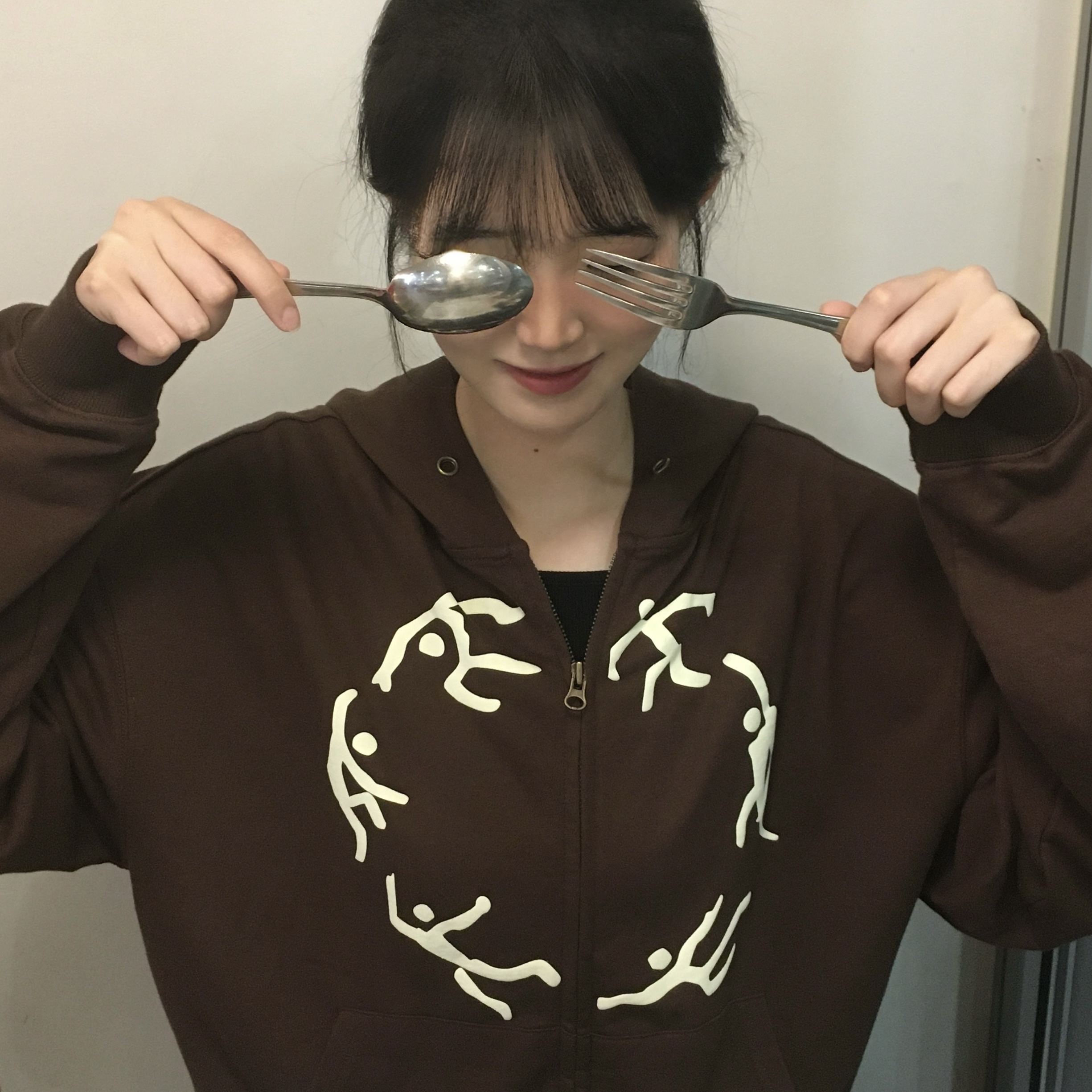 AMOU Dancing Circle Crop Hoodie Zip-Up Brown, AMOU Dancing Circle Crop Hoodie Zip-Up Navy 착용 스타일 - 1