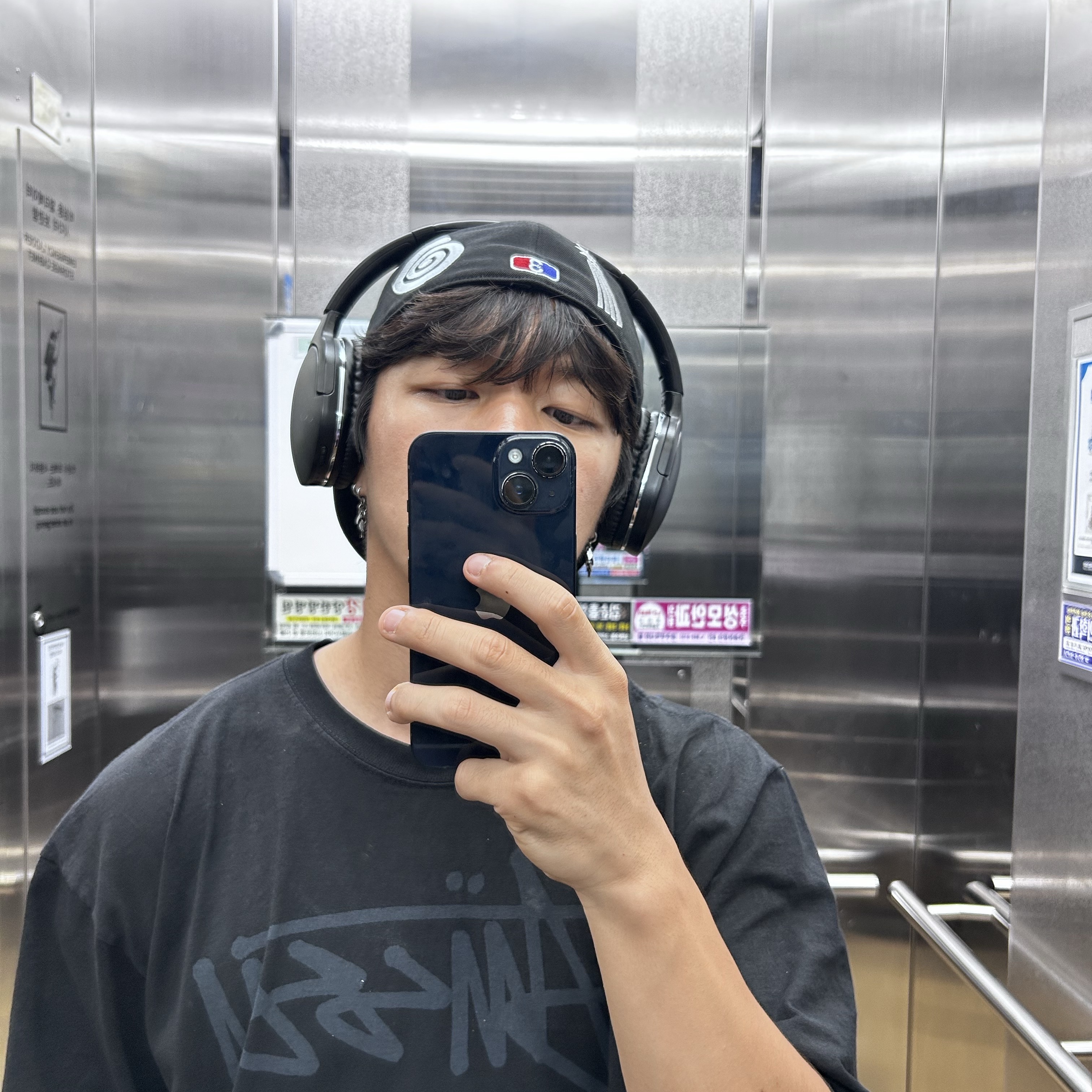 Stussy Beach Roots Pigment Dyed T-Shirt Black 착용 스타일