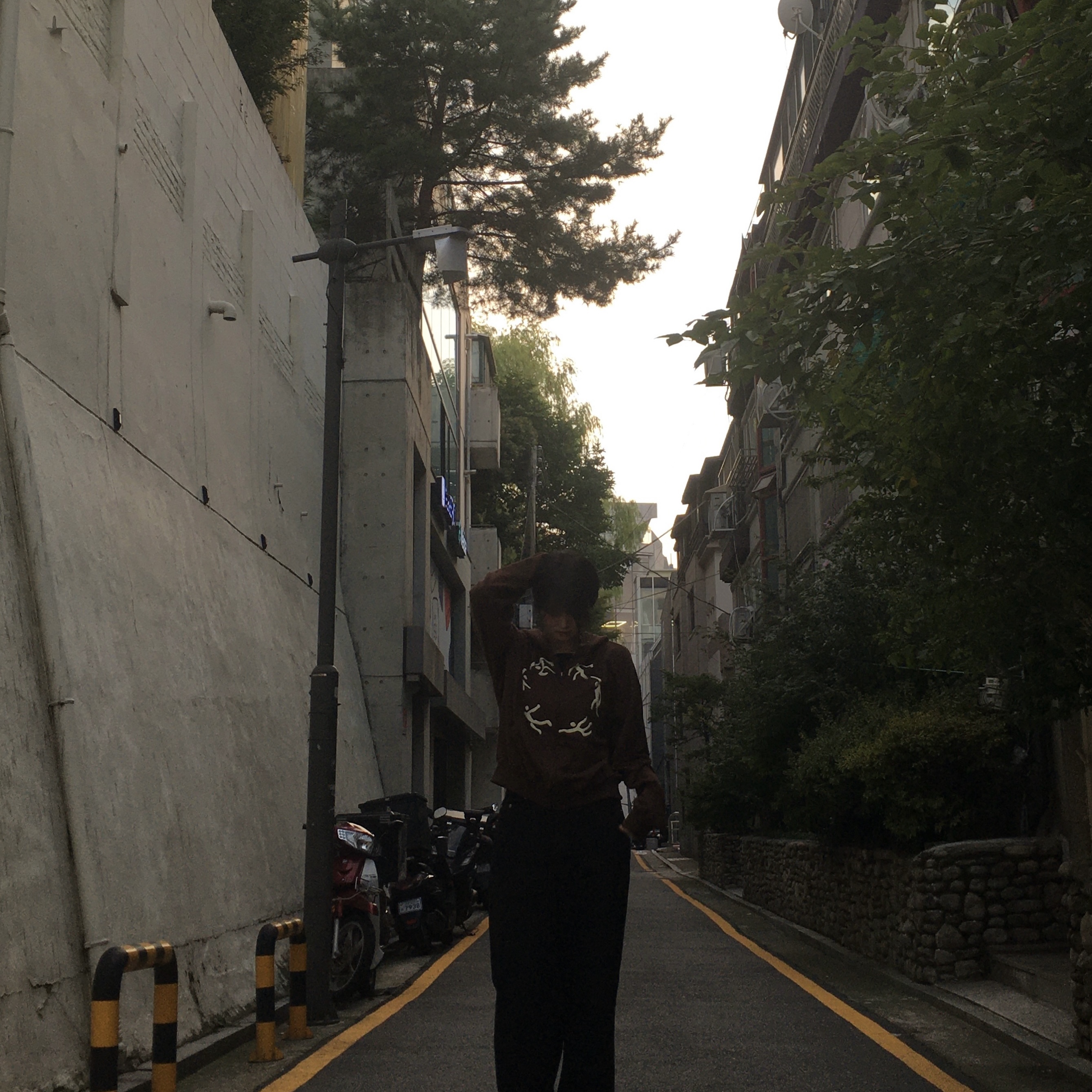 AMOU Dancing Circle Crop Hoodie Zip-Up Brown, AMOU Dancing Circle Crop Hoodie Zip-Up Navy 착용 스타일 - 3