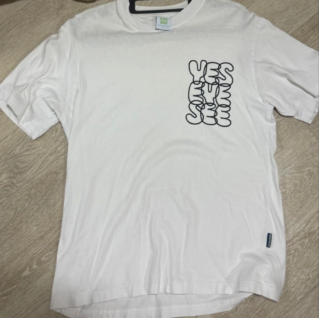 YESEYESEE C-Logo Tee White 착용 스타일