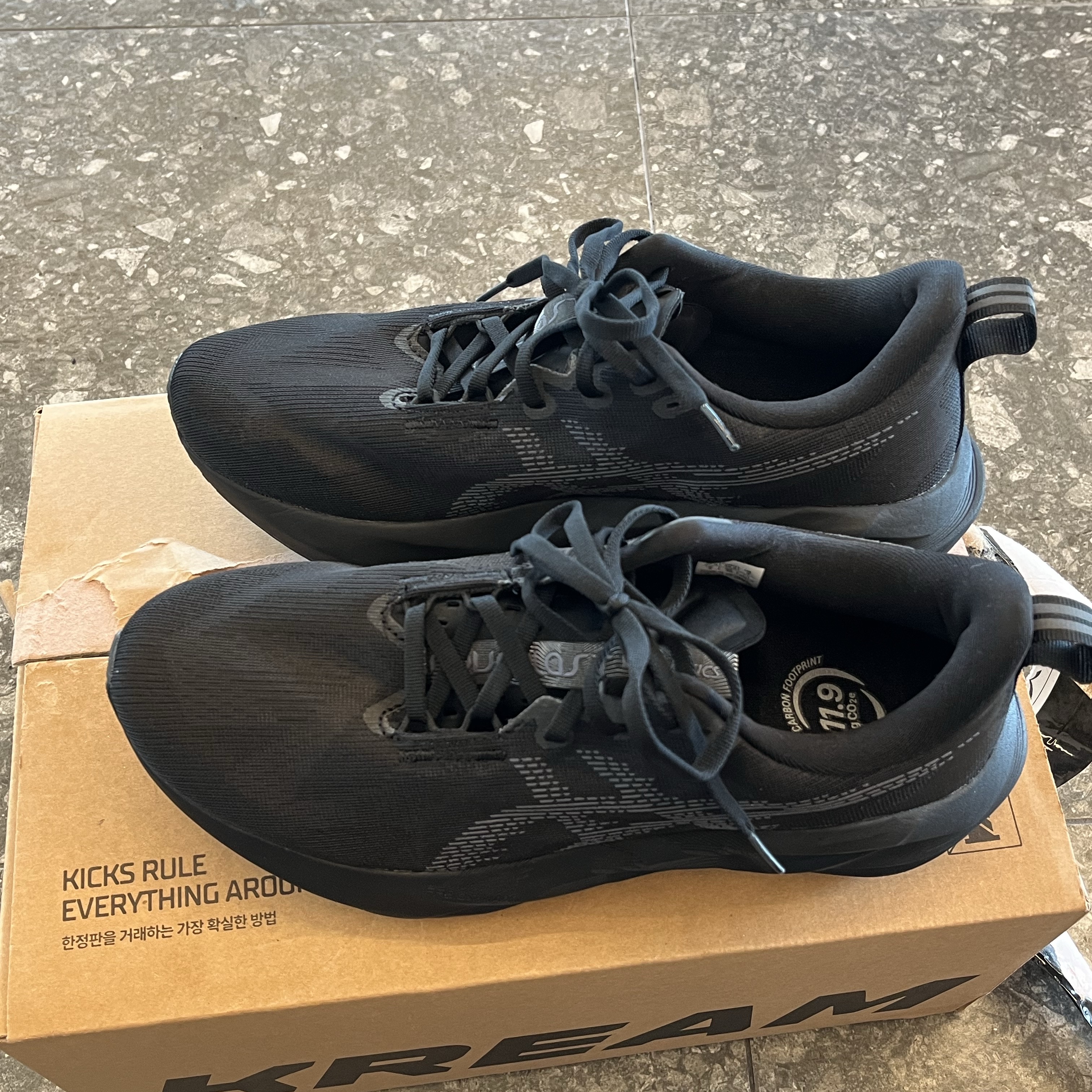 Asics Novablast 5 Black Carrier Grey 착용 스타일