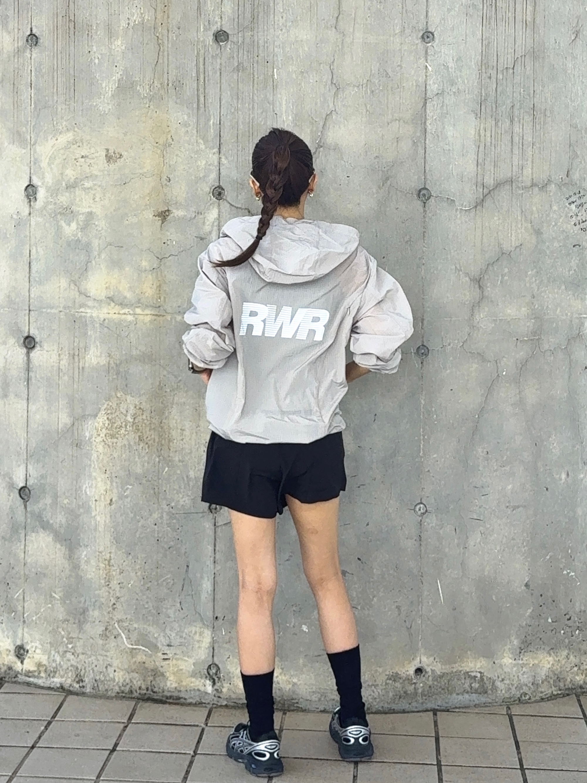 [KREAM 단독] runwhither Windbreaker Jacket V2 Gray, [KREAM 단독] runwhither Womens 3inch Shorts Black 착용 스타일 - 3