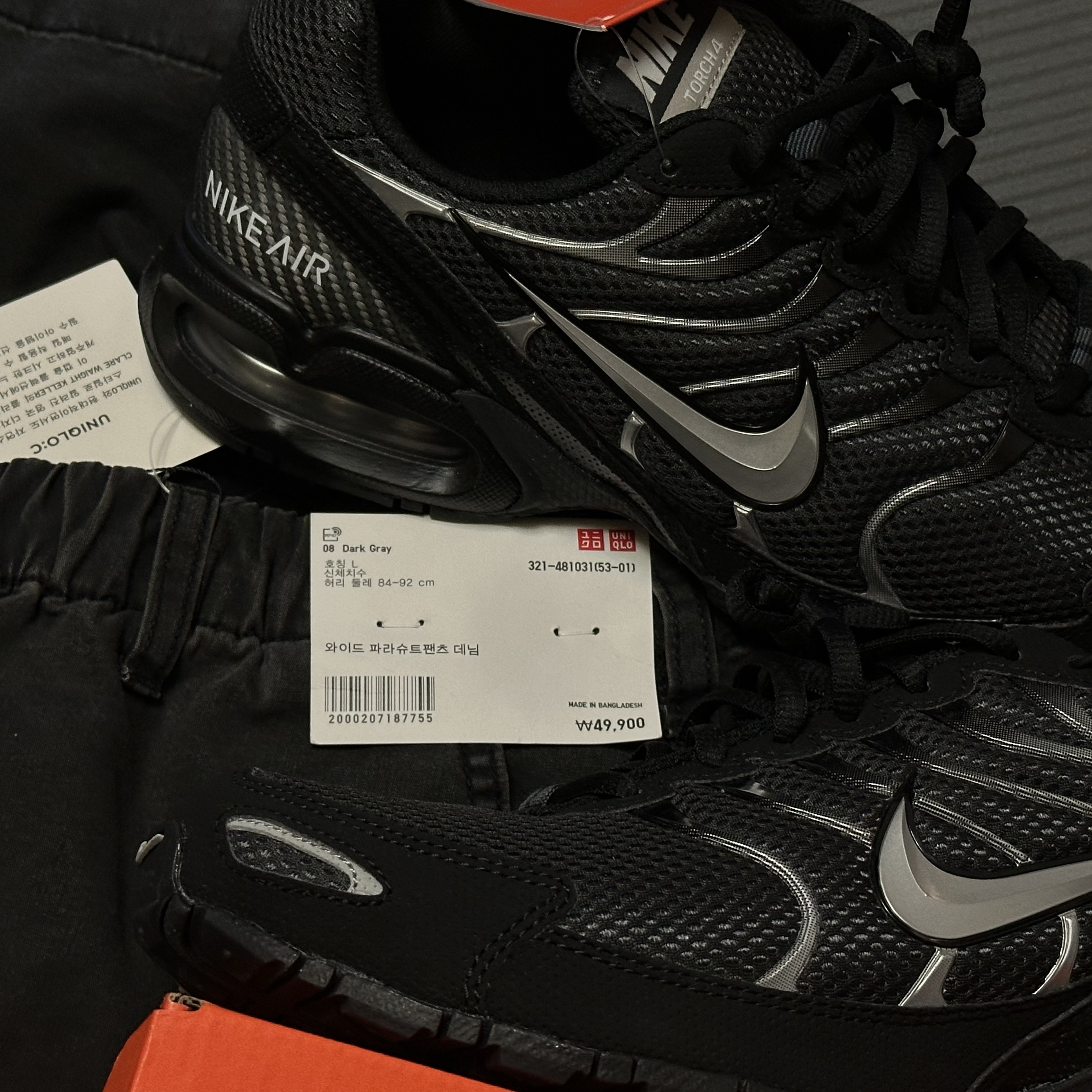 Nike Air Max Torch 4 Anthracite Metallic Silver 착용 스타일 - 3