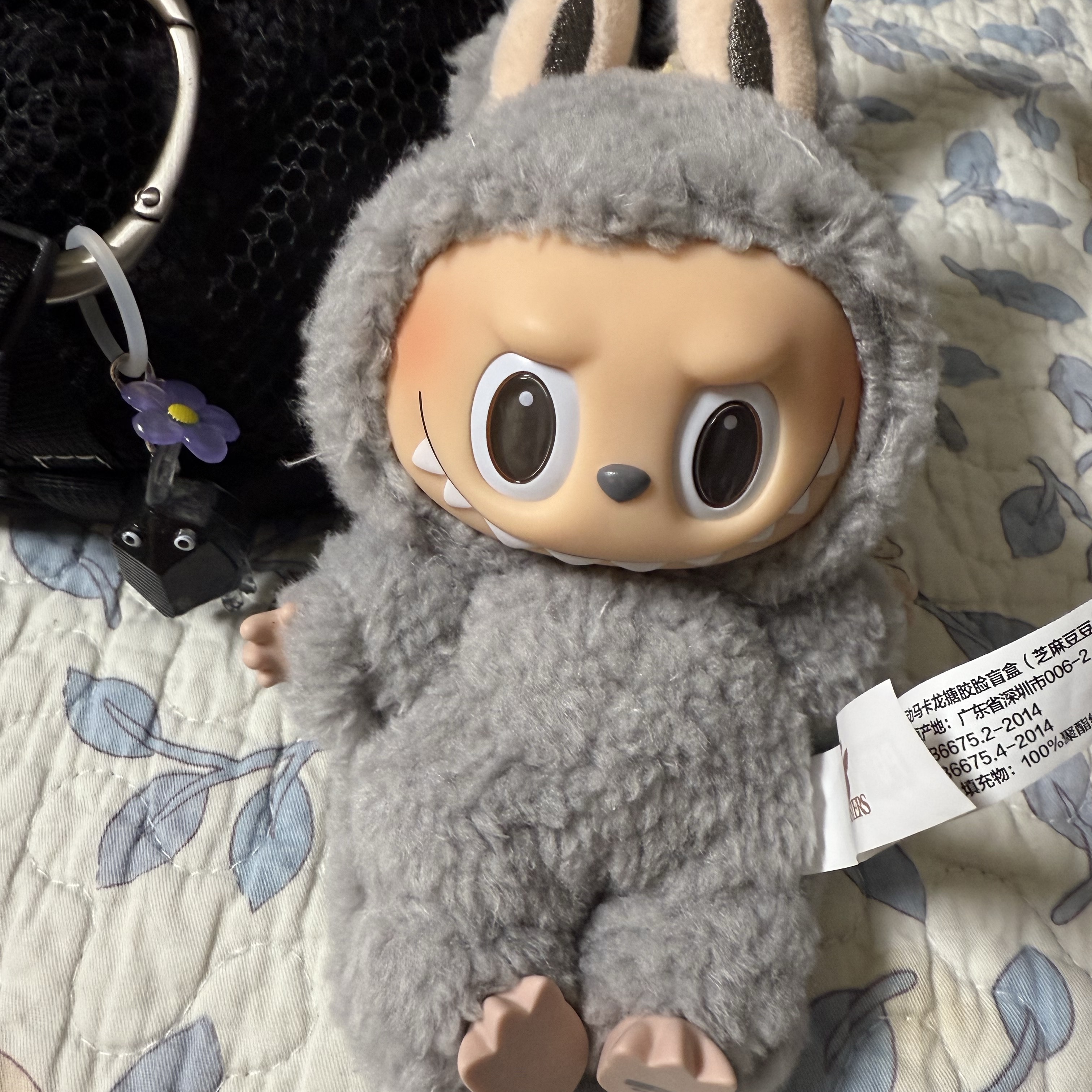 Pop Mart Labubu The Monsters Labubu Tasty Macarons Series Sesame Bean Keyring (Opened Case) 착용 스타일